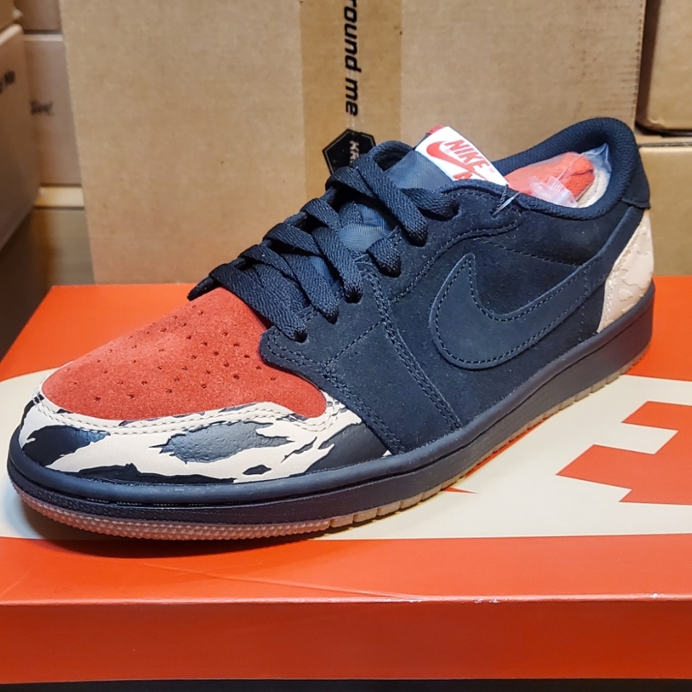 Jordan 1 x SoleFly Retro Low OG SP Black and Sport Red 착용 스타일