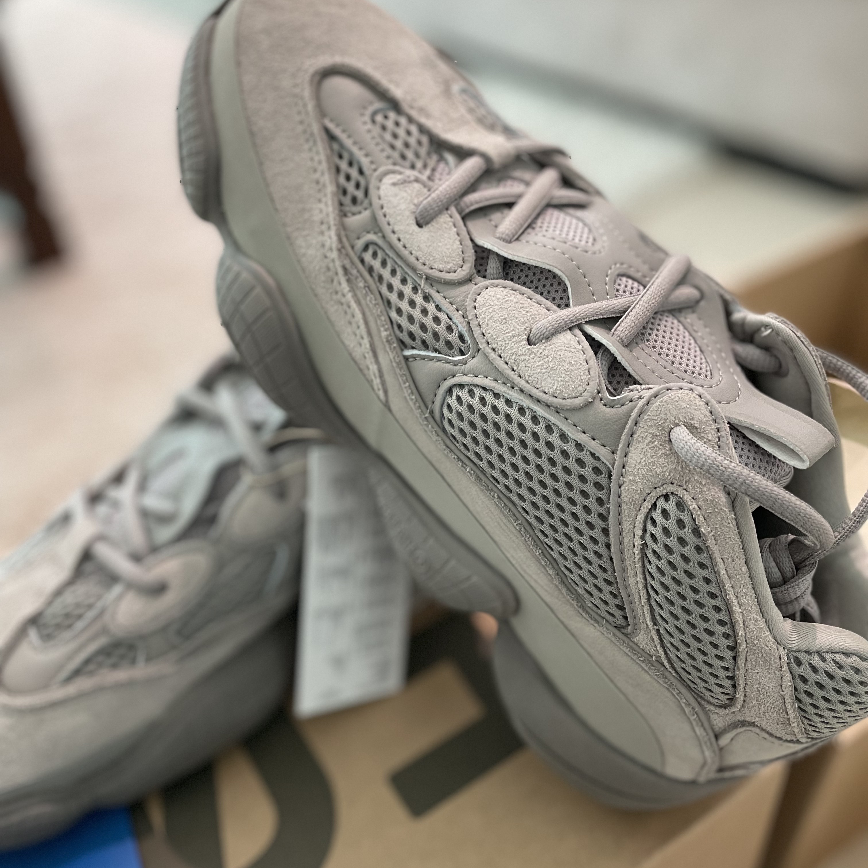 Adidas Yeezy 500 Ash Grey 착용 스타일 - 2