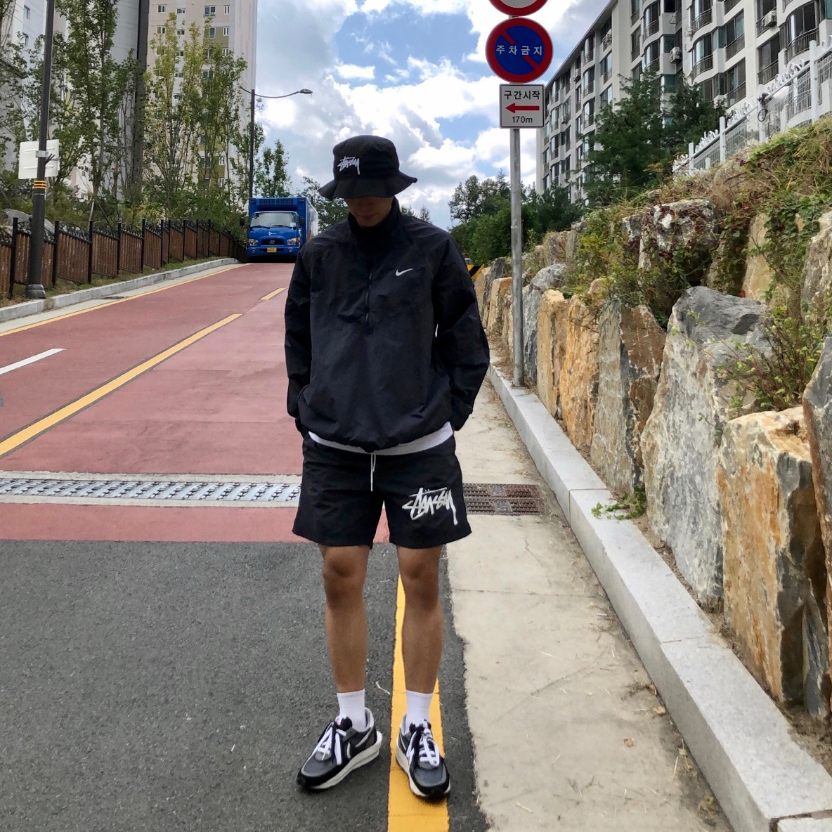 Nike x Stussy Windrunner Jacket Off Noir, Nike x Stussy Water Shorts Off Noir 착용 스타일 - 1