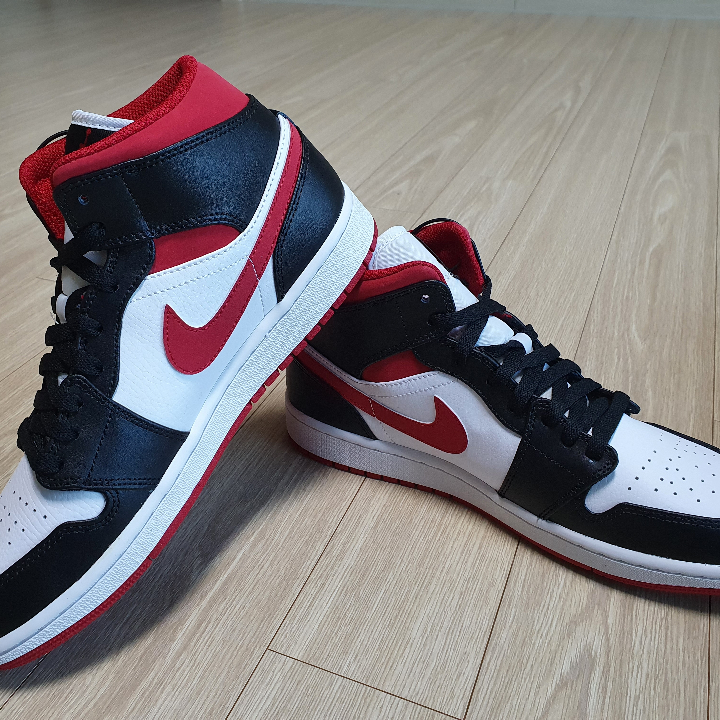 Jordan 1 Mid Gym Red Black White 착용 스타일 - 3