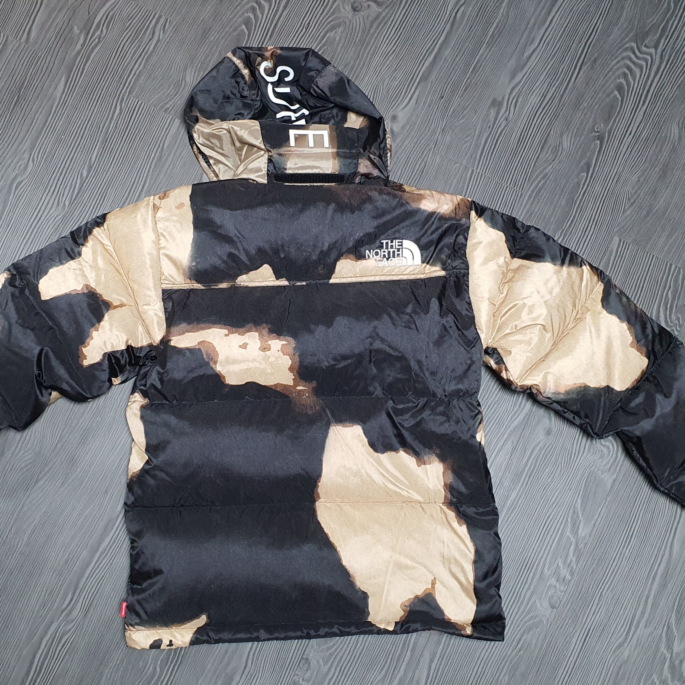 Supreme x The North Face Bleached Denim Print Nuptse Jacket Black - 21FW 착용 스타일 - 2