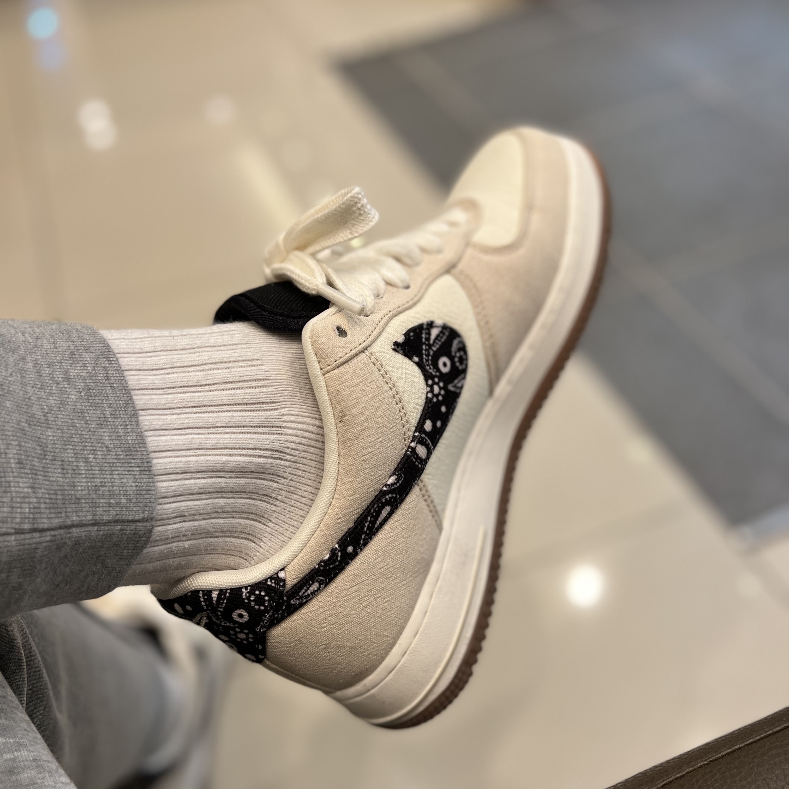 Nike Air Force 1 '07 LV8 Paisley Swoosh 착용 스타일 - 1