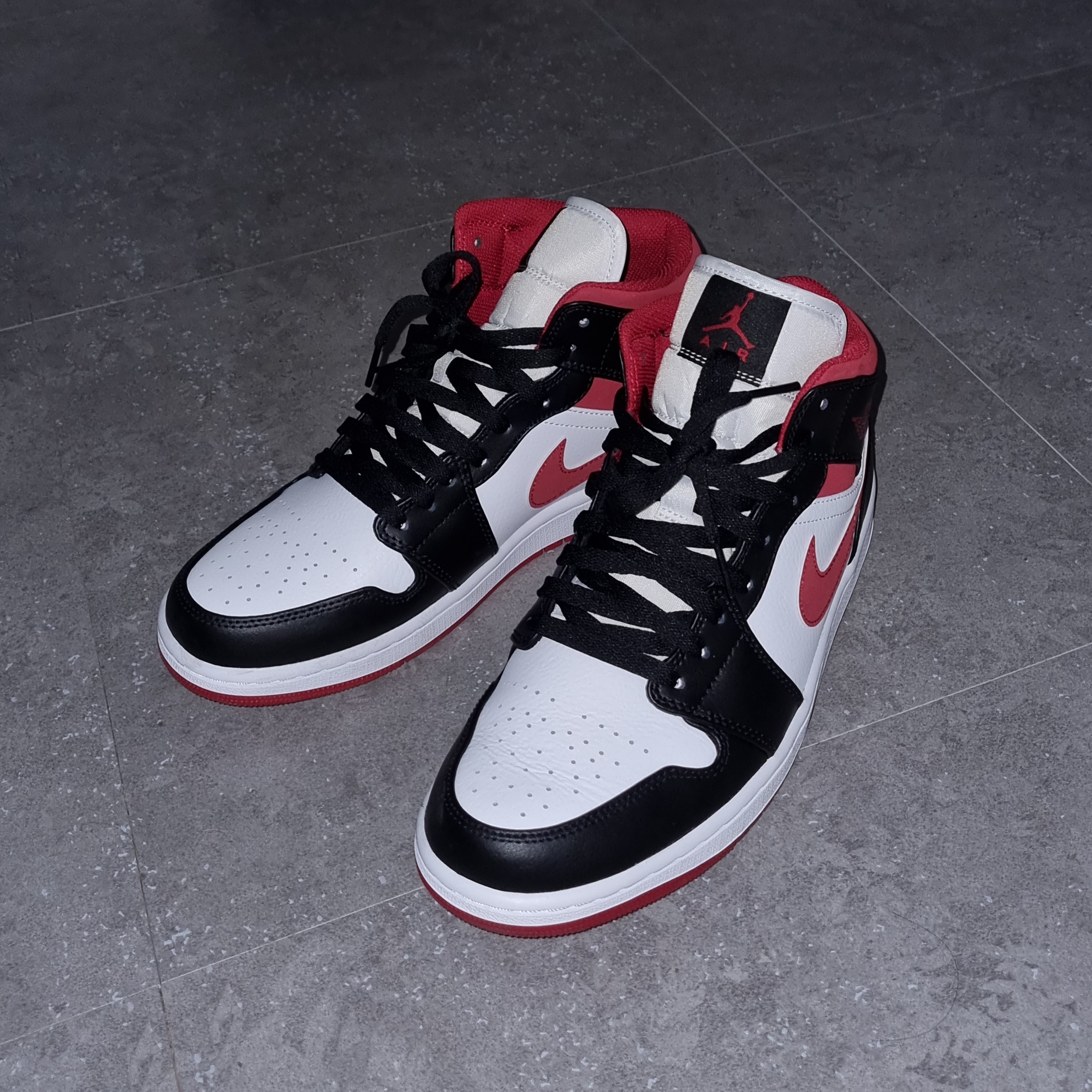 Jordan 1 Mid Gym Red Black White 착용 스타일