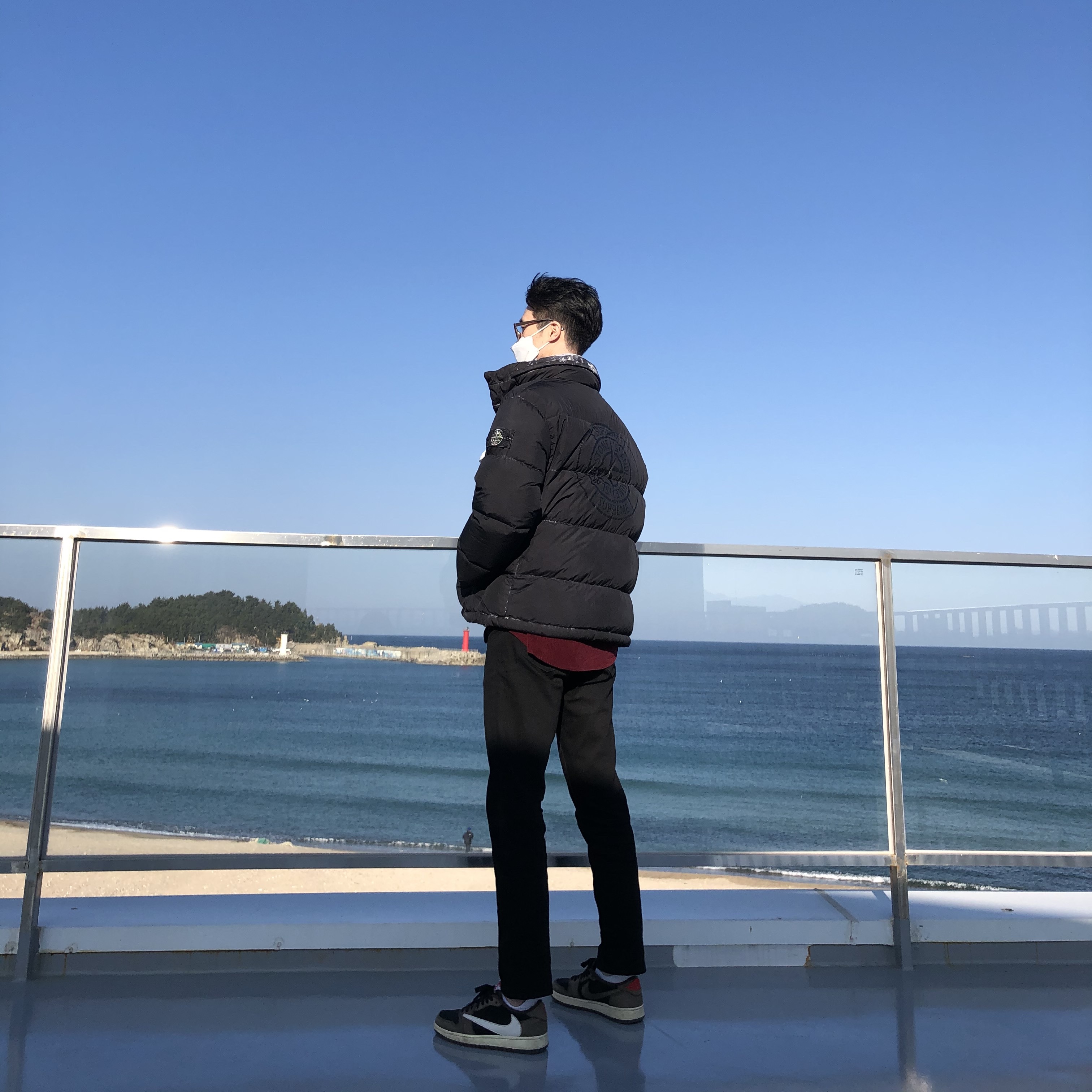 Supreme x Stone Island Painted Camo Crinkle Down Jacket Black - 20FW, Jordan 1 x Travis Scott Retro Low OG SP Mocha 착용 스타일