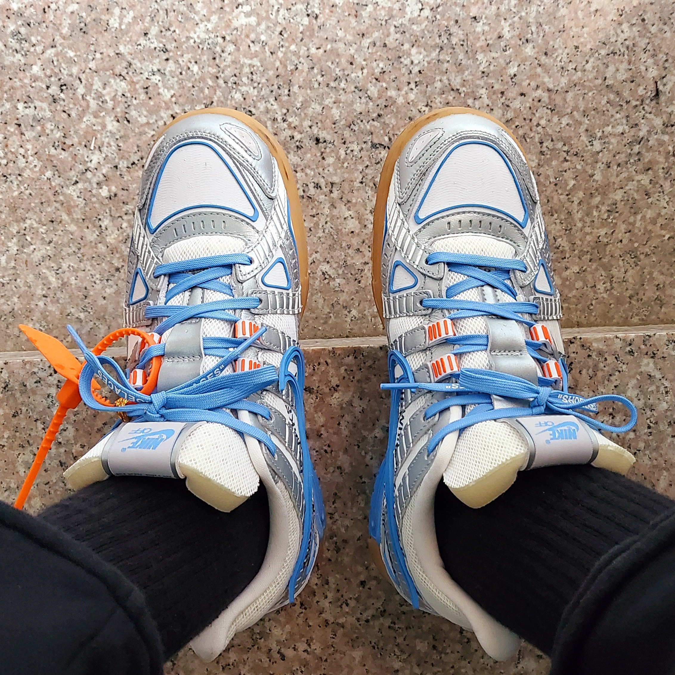 Jordan 1 Retro High OG Defiant SB LA to Chicago, Jordan 5 x Off-White Retro SP Sail Fire Red 착용 스타일 - 3