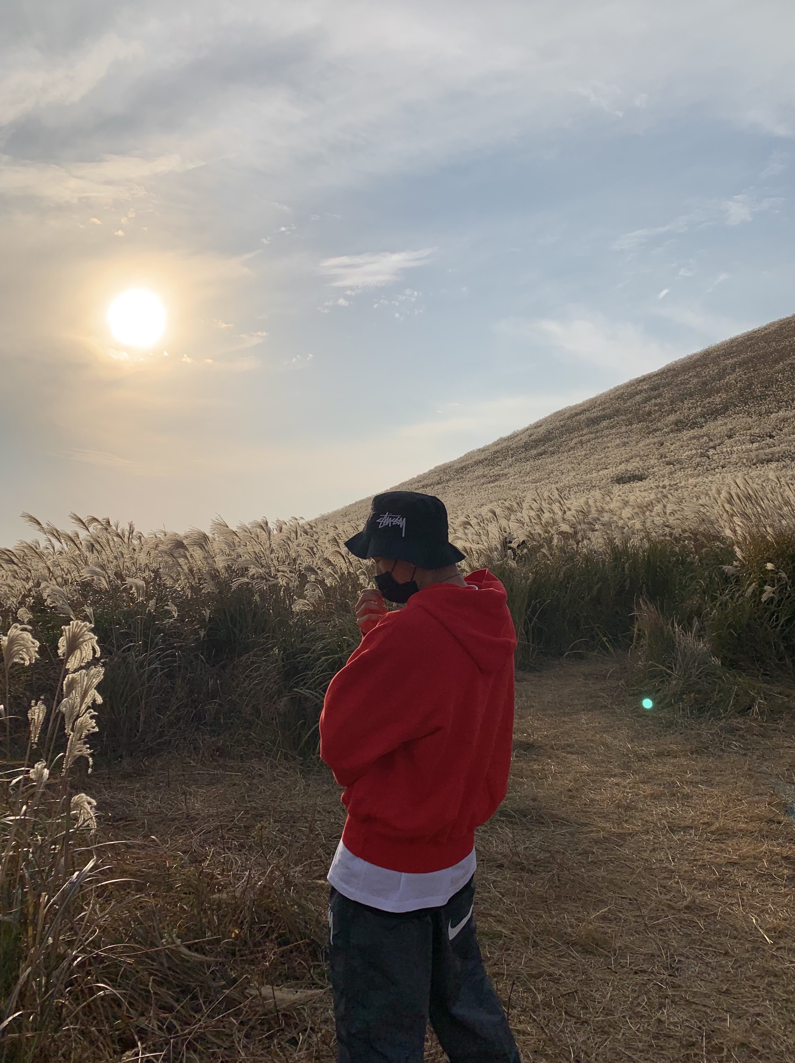 Yeezy Gap Hoodie Red 착용 스타일