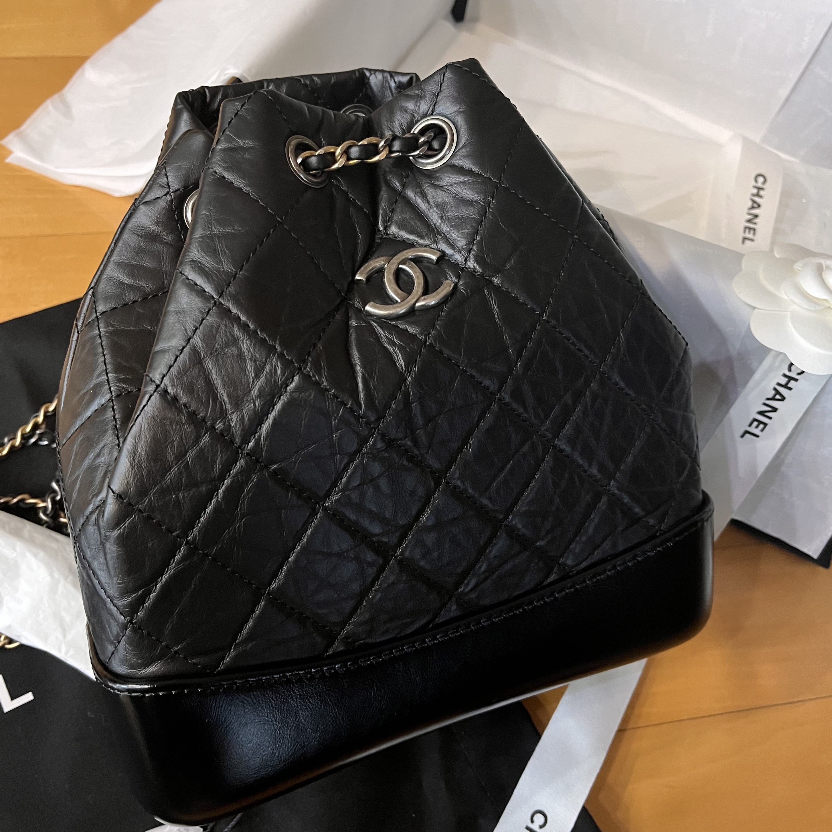 Chanel Small Gabrielle Backpack Aged Calfskin & Gold Silver Black 착용 스타일
