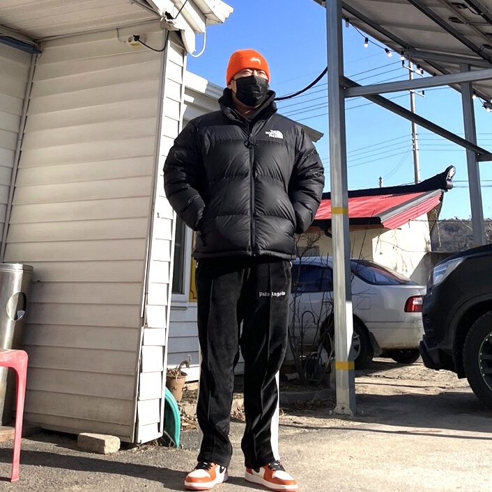 Jordan 1 Retro High OG Reverse Shattered Backboard, Stussy x Our Legacy Yin Yang Beanie Orange 착용 스타일 - 1
