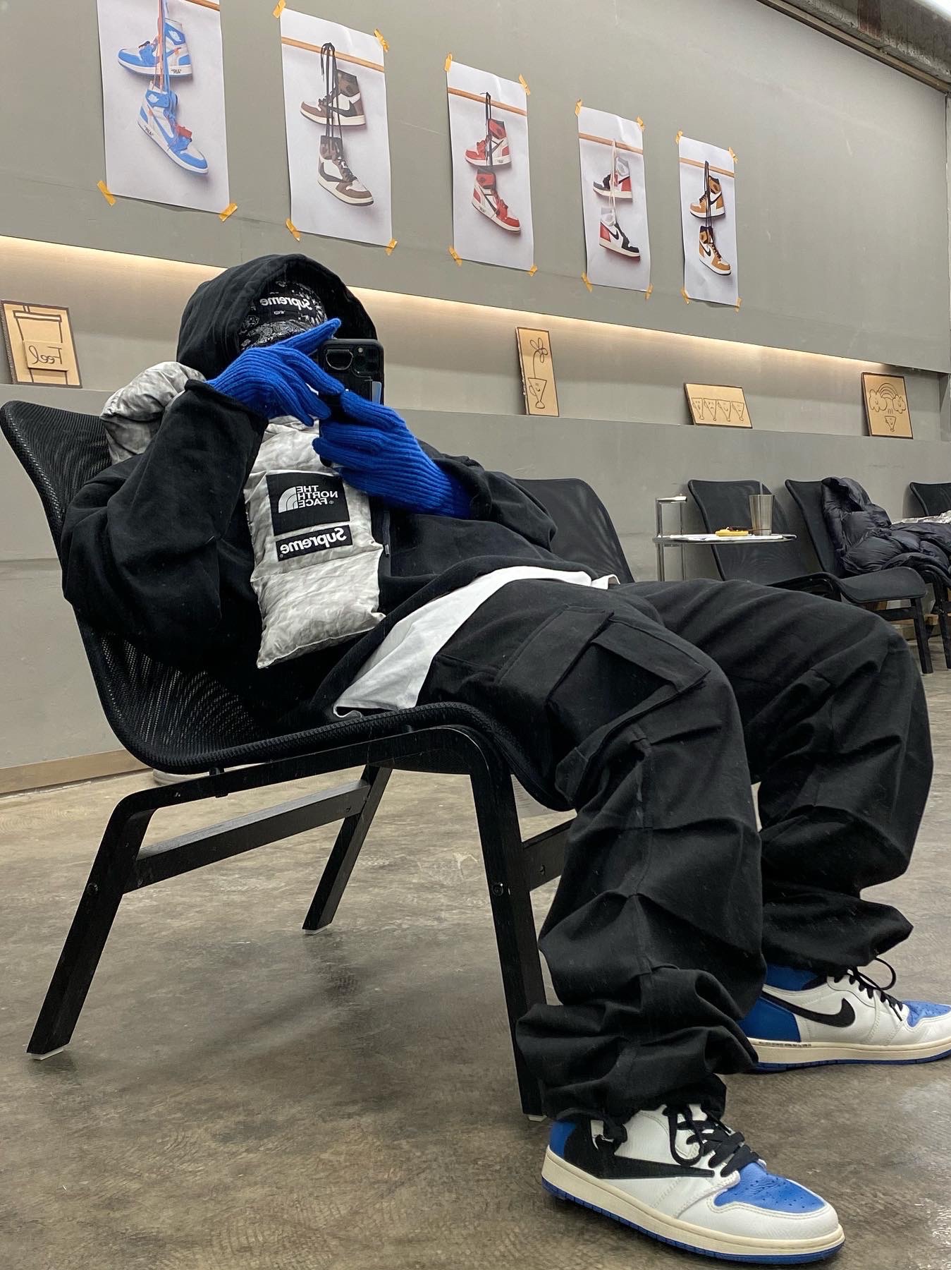 Jordan 1 x Travis Scott x Fragment Retro High OG SP Military Blue, Supreme x The North Face Paper Print 700-Fill Down Scarf 착용 스타일