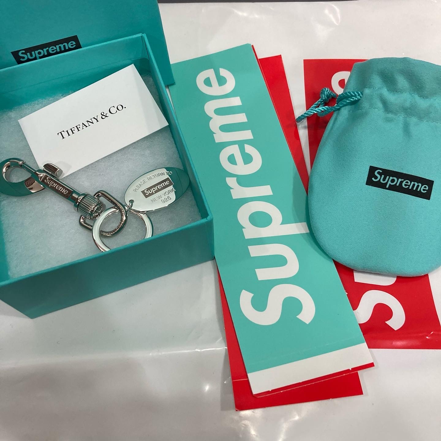 Supreme x Tiffany & Co. Return to Tiffany Oval Tag Keyring Silver - 21FW 착용 스타일
