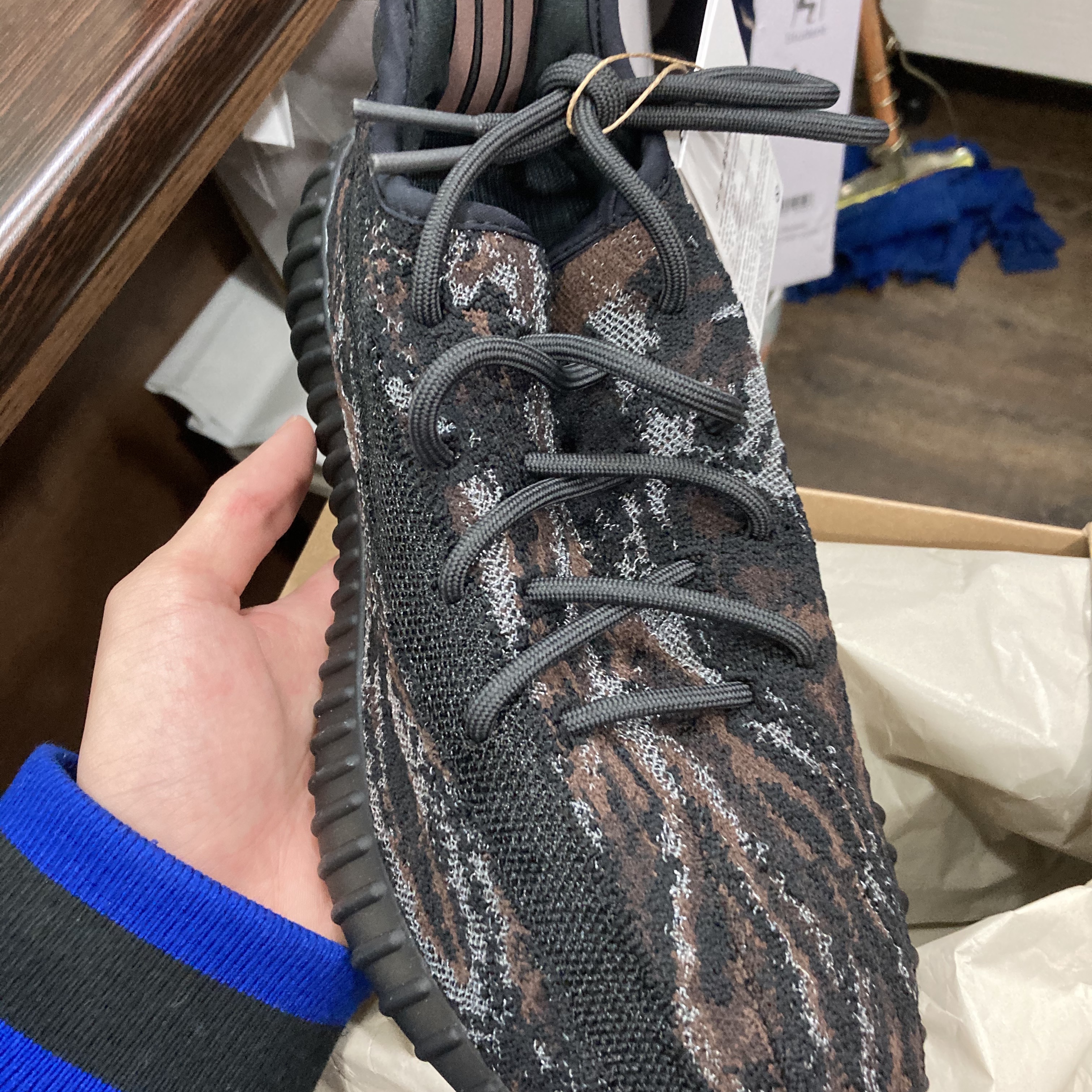 Adidas Yeezy Boost 350 V2 MX Rock 착용 스타일