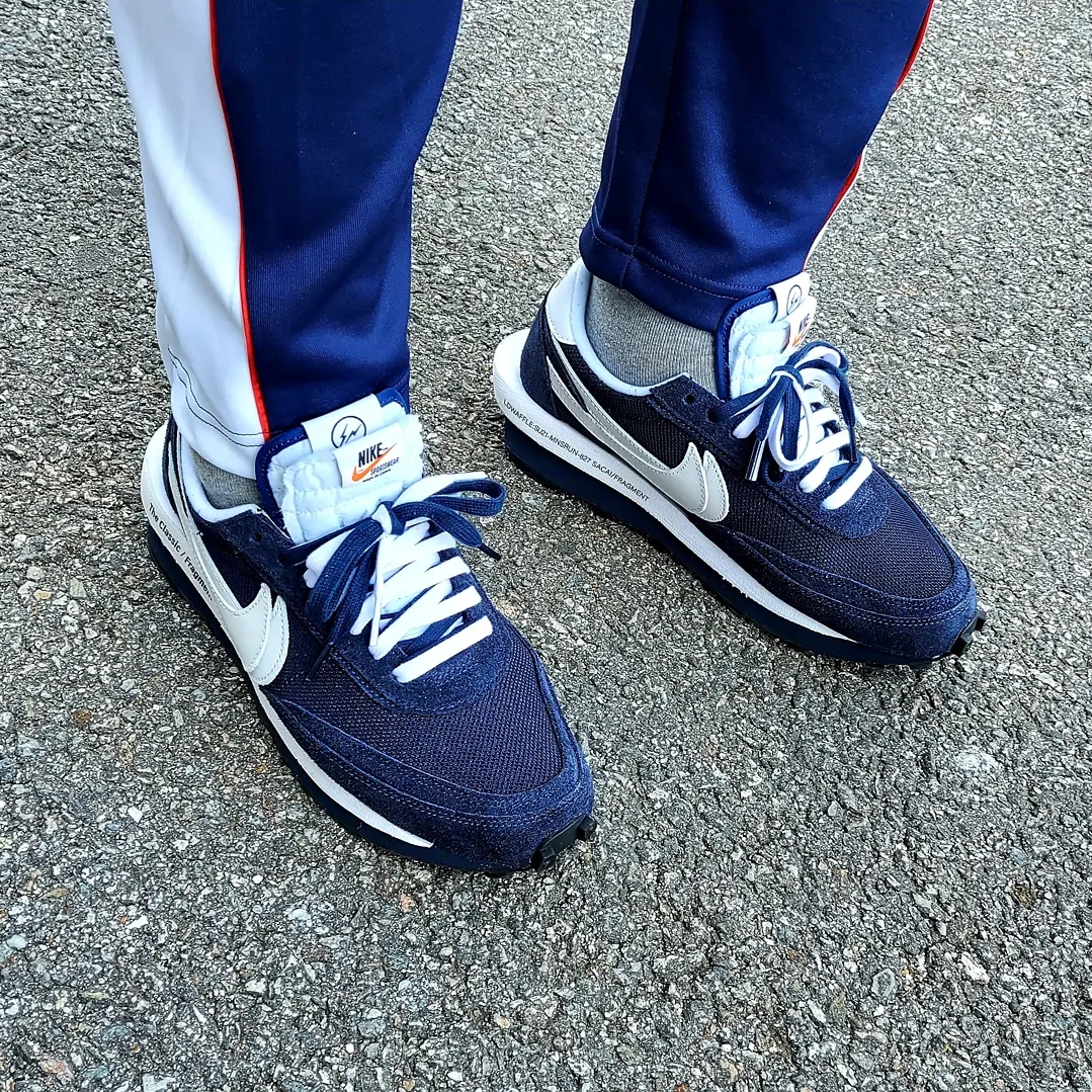 Nike x Sacai x Fragment LDWaffle Blackened Blue, Jordan 1 Retro Low OG Premium White Tan 착용 스타일 - 1