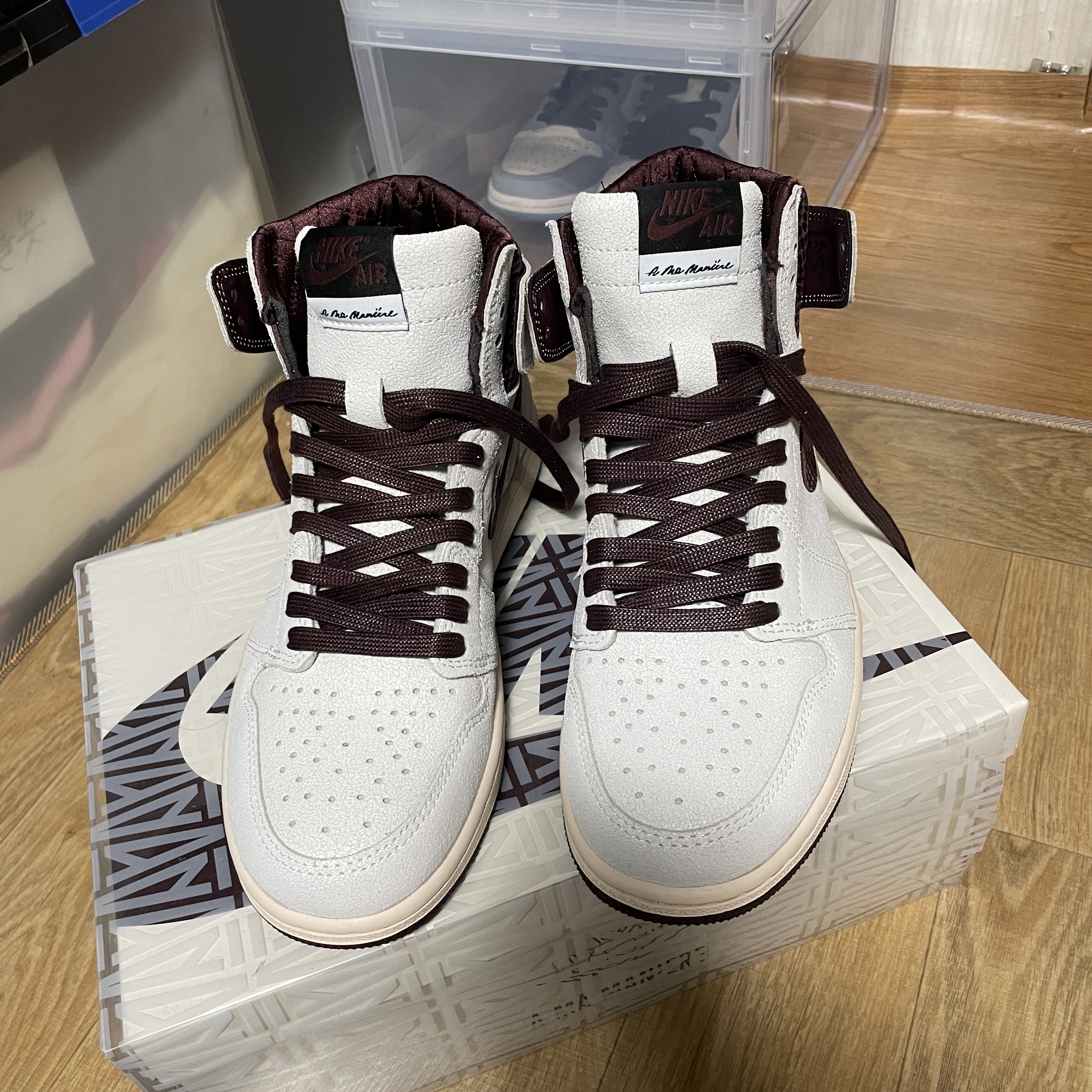 Jordan 1 x A Ma Maniere Retro High OG SP Sail and Burgundy 착용 스타일 - 1