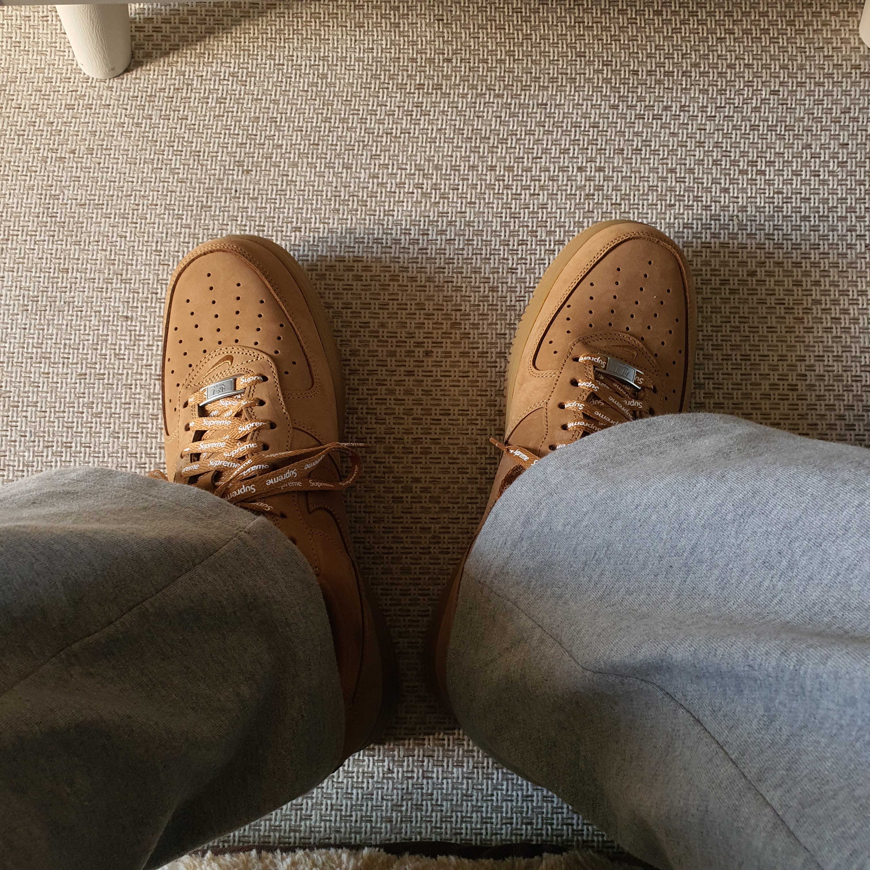 Nike x Supreme Air Force 1 Low Flax 착용 스타일