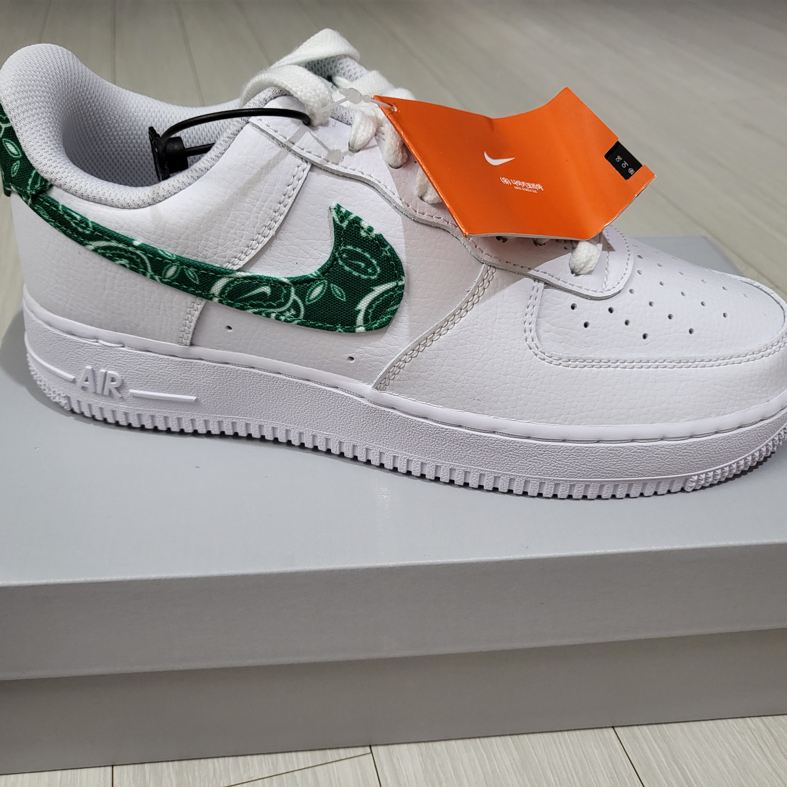 Jordan 1 Retro High OG Patent Bred, (W) Nike Air Force 1 '07 Essential Paisley Swoosh White Malachite 착용 스타일 - 2