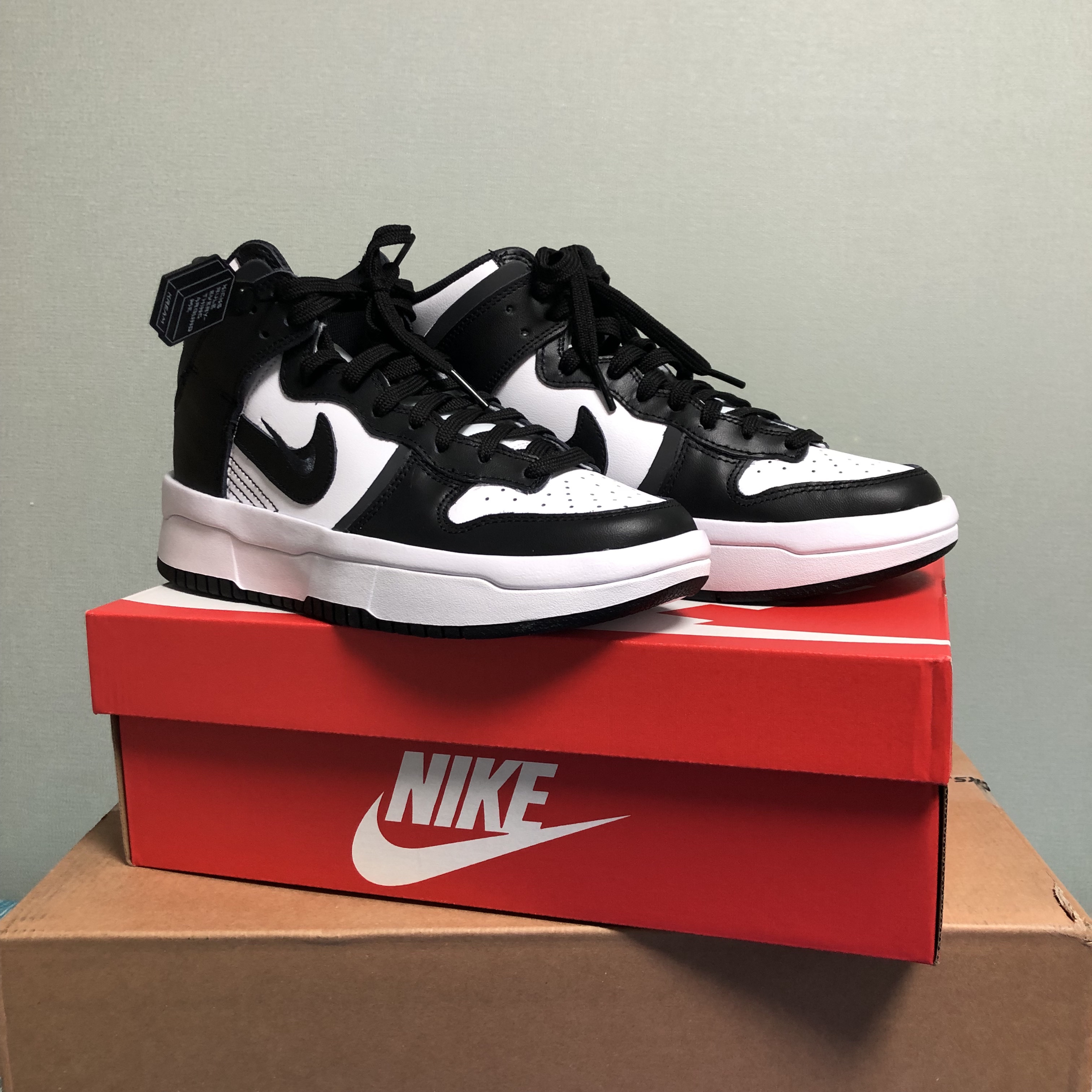 (W) Nike Dunk High Up Black and White 착용 스타일 - 1