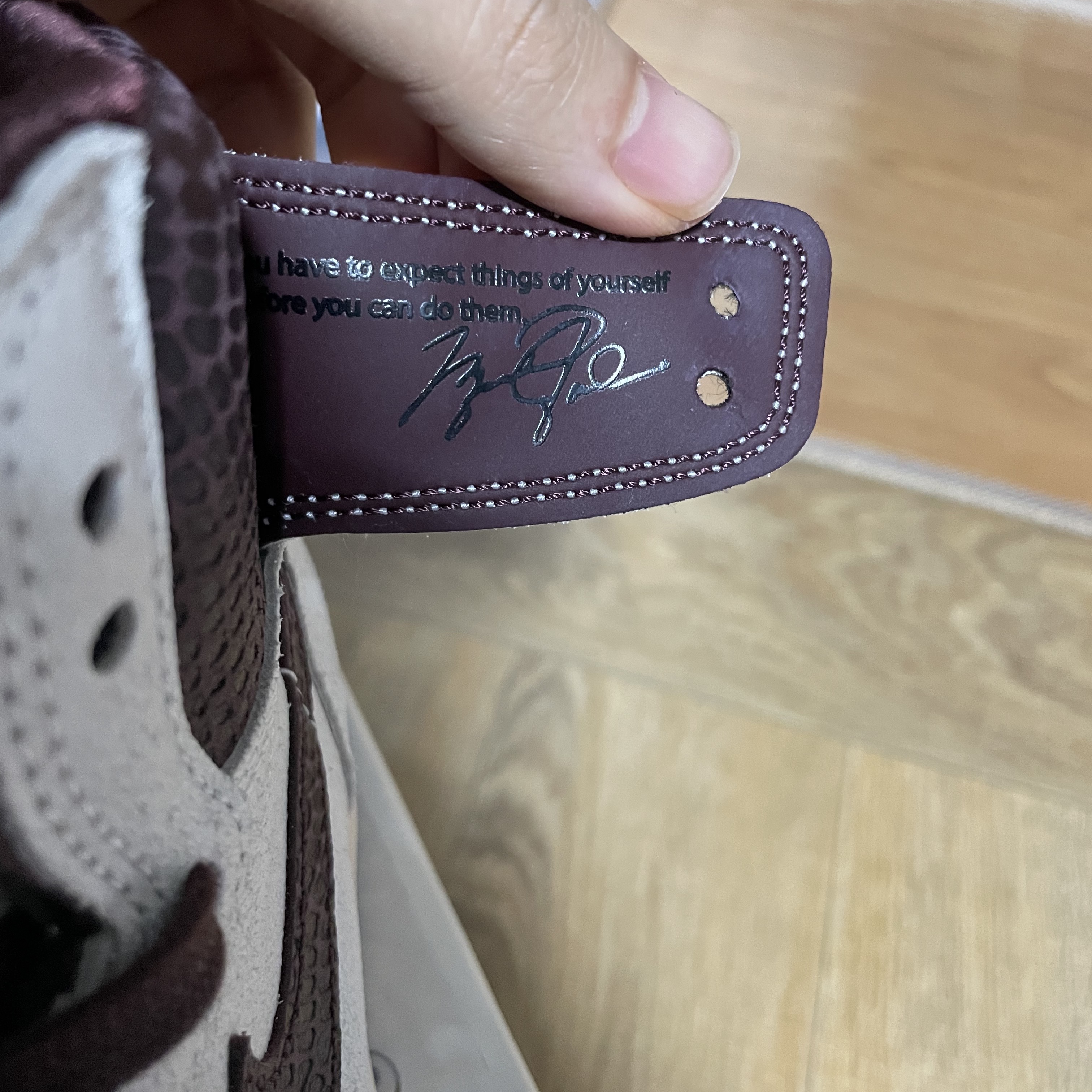 Jordan 1 x A Ma Maniere Retro High OG SP Sail and Burgundy 착용 스타일 - 2