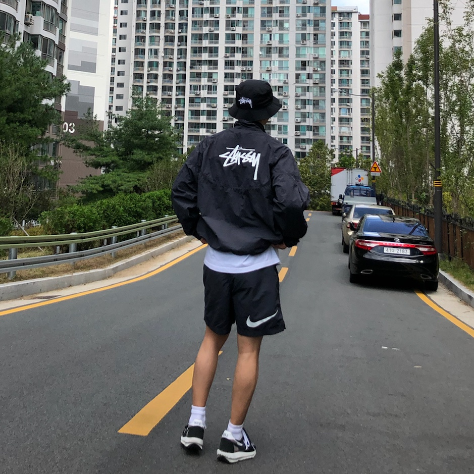 Nike x Stussy Windrunner Jacket Off Noir, Nike x Stussy Water Shorts Off Noir 착용 스타일 - 2