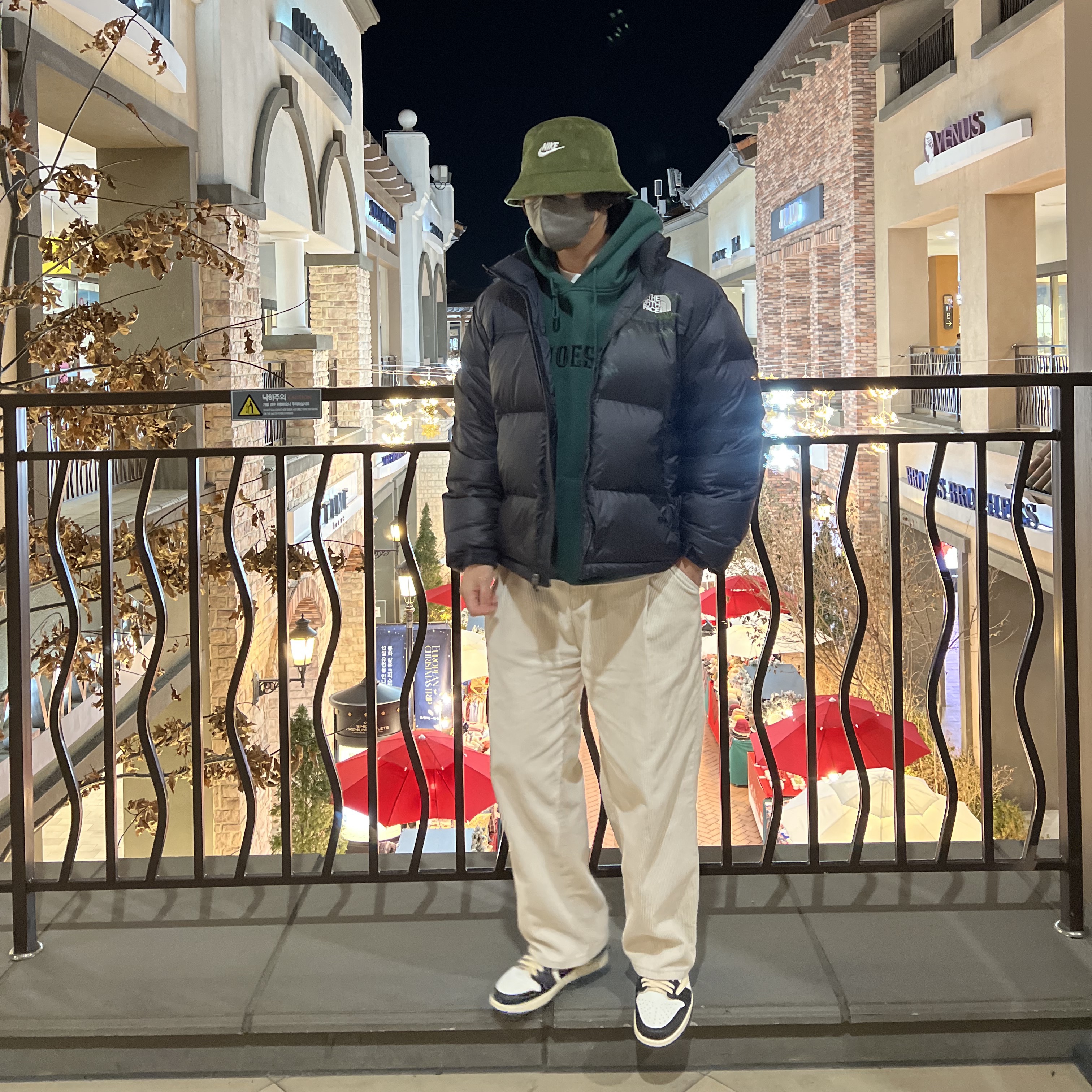 Nike Futura Corduroy Bucket Rough Green, Jordan 1 x Travis Scott x Fragment Retro Low OG SP Military Blue 착용 스타일