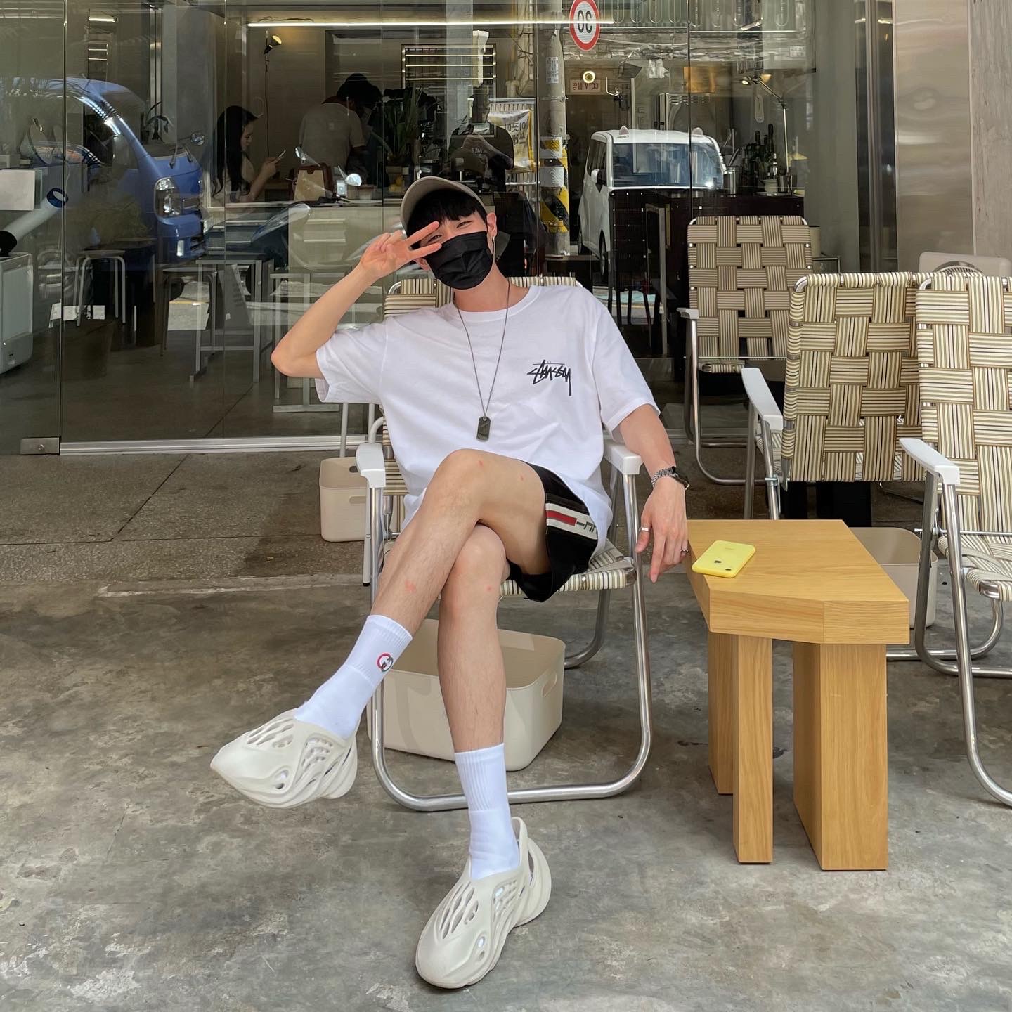 Adidas Yeezy Foam RNNR Sand 착용 스타일 - 2