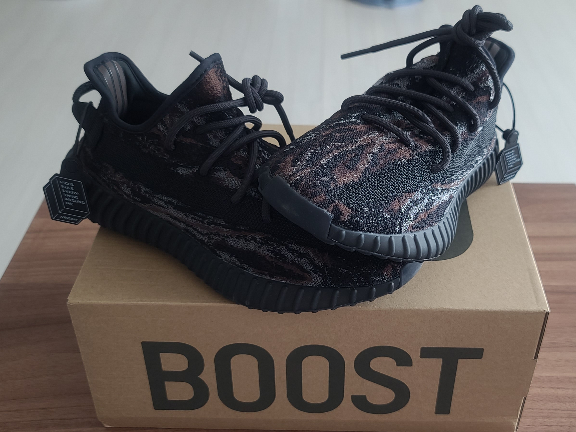 Adidas Yeezy Boost 350 V2 MX Rock 착용 스타일