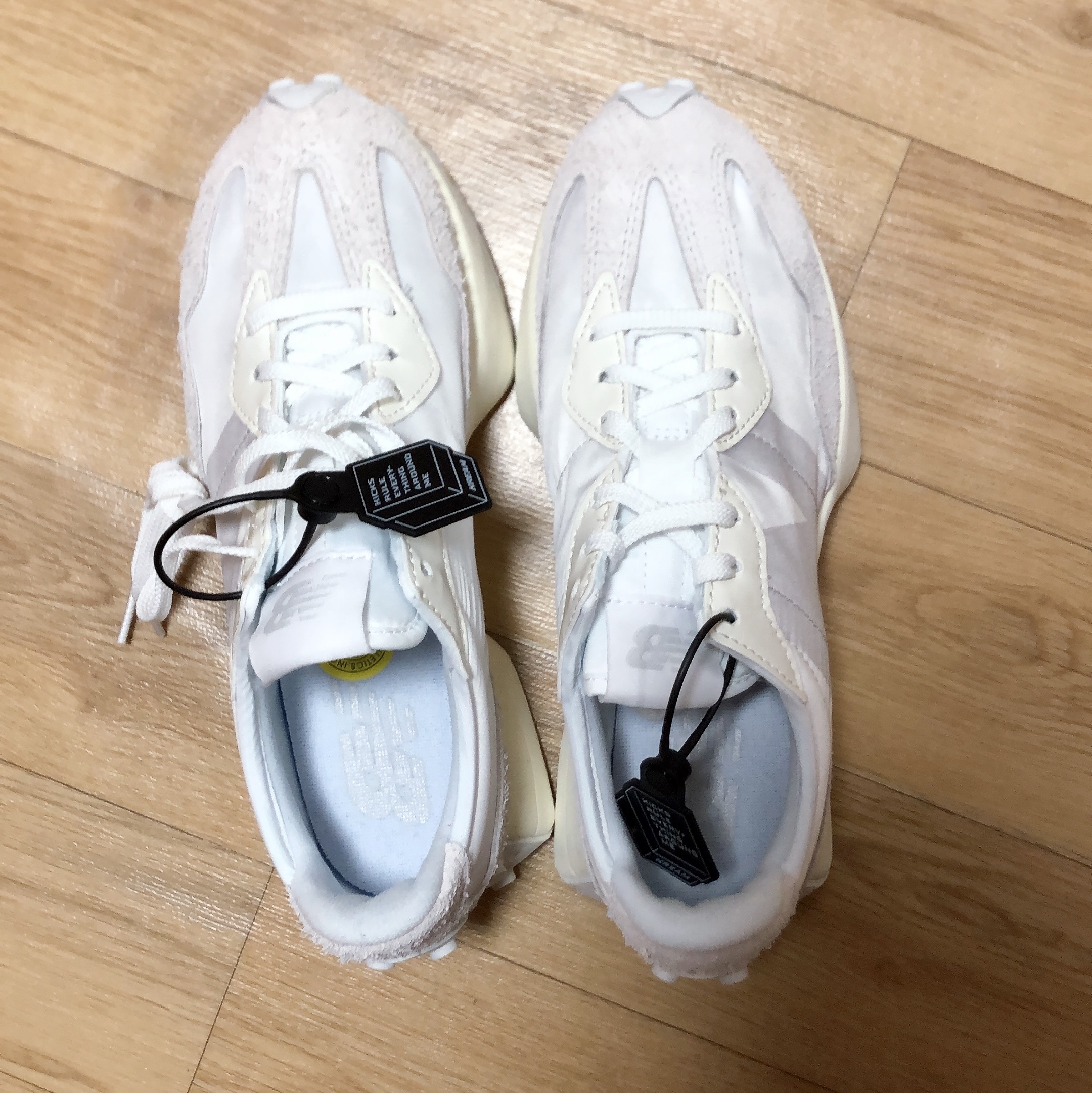(W) New Balance 327 White Moonbeam 착용 스타일