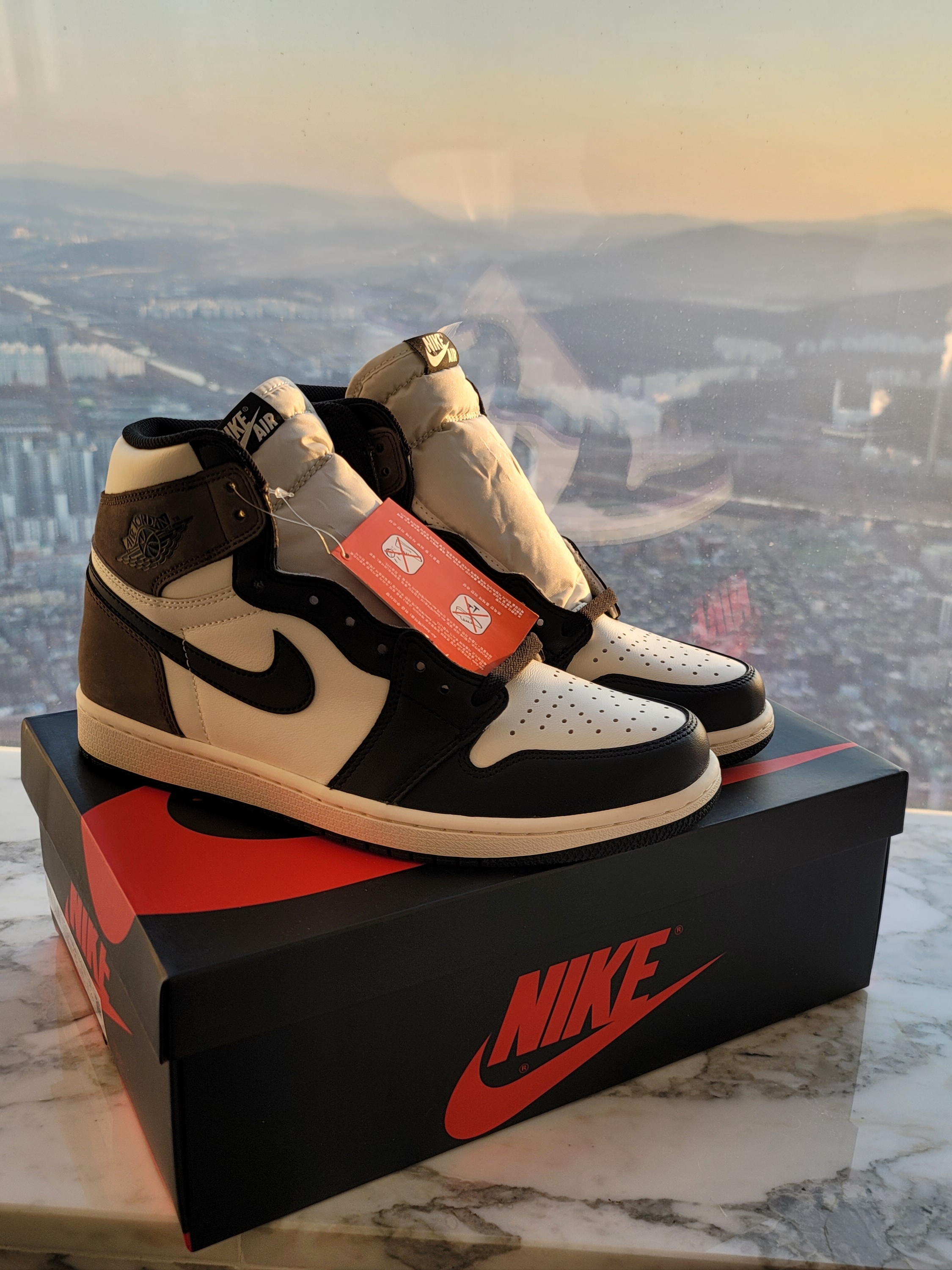 Jordan 1 Retro High OG Black Mocha, Nike Heritage 86 Futura Washed Cap Black White 착용 스타일 - 2