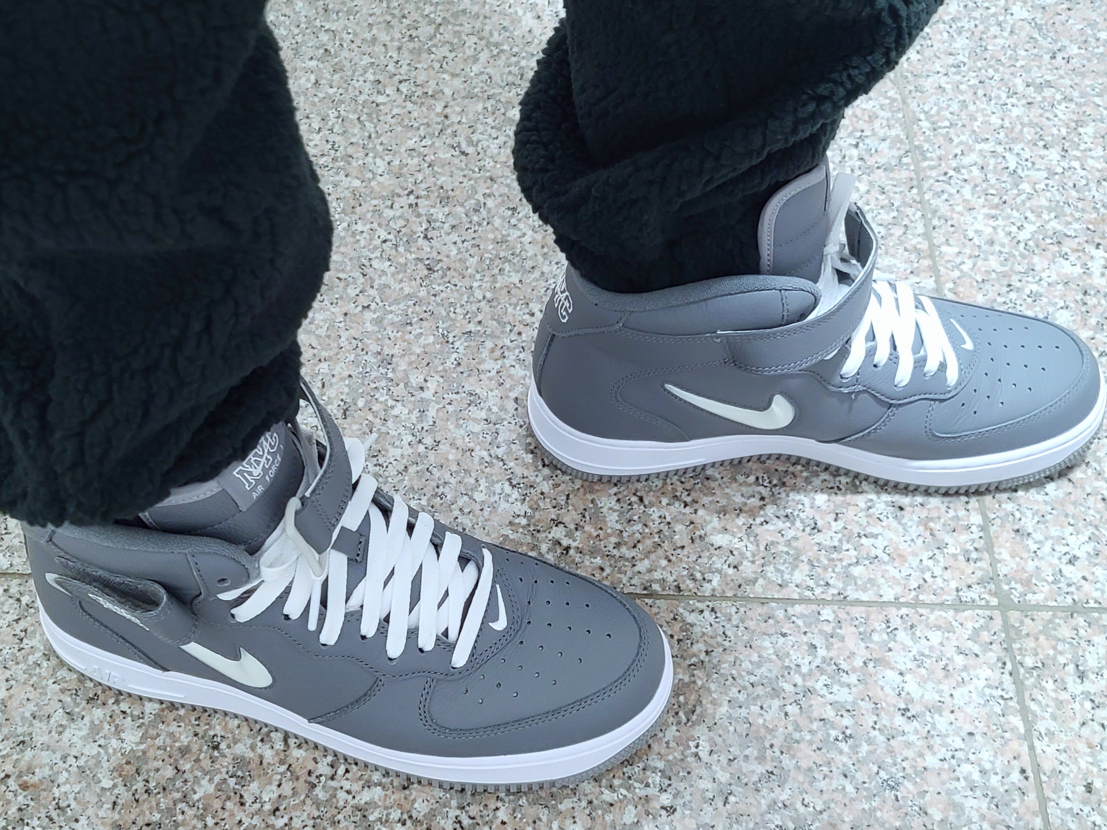 Nike Air Force 1 Mid QS NYC Cool Grey 착용 스타일 - 1