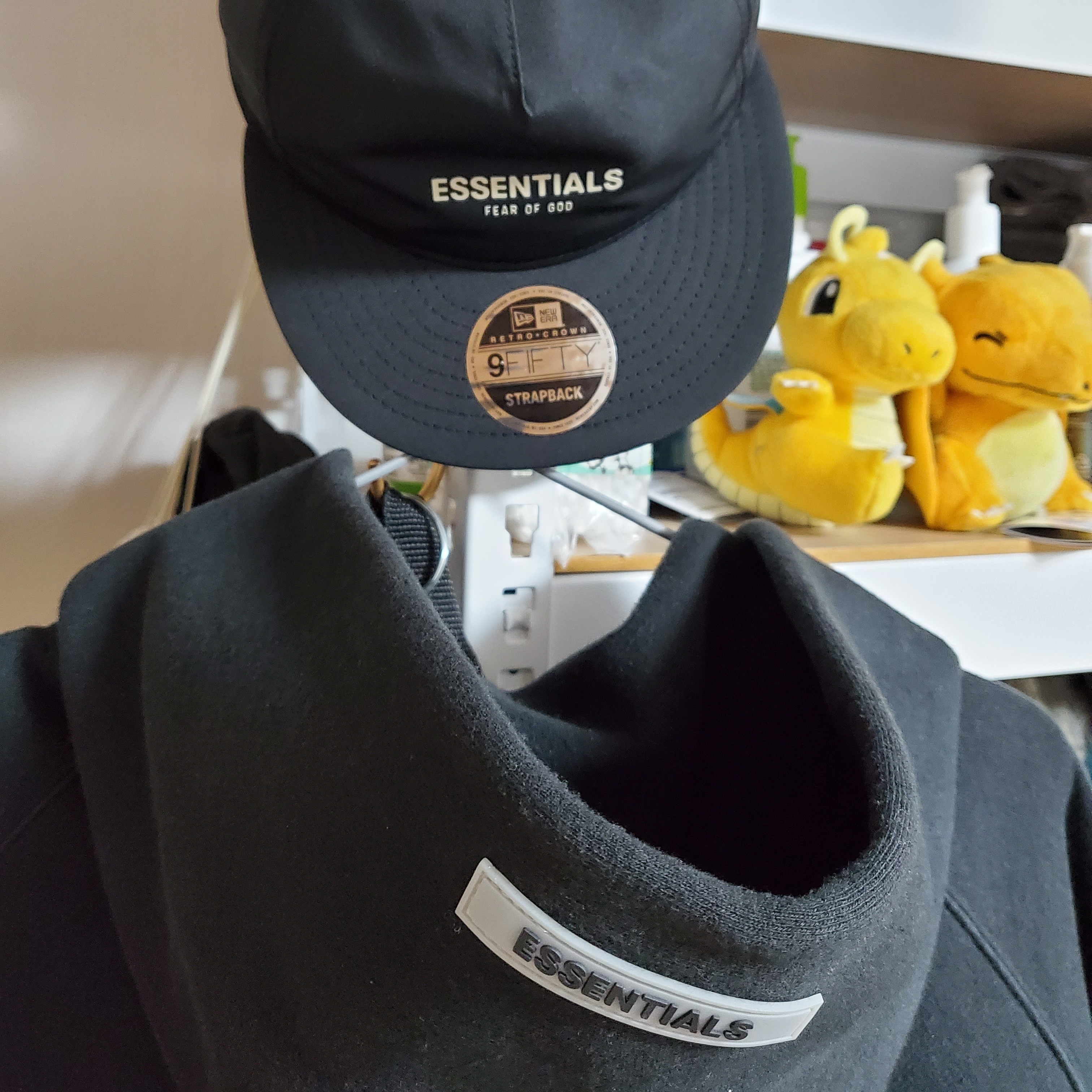 Essentials x New Era Retro Crown Strapback Black 착용 스타일