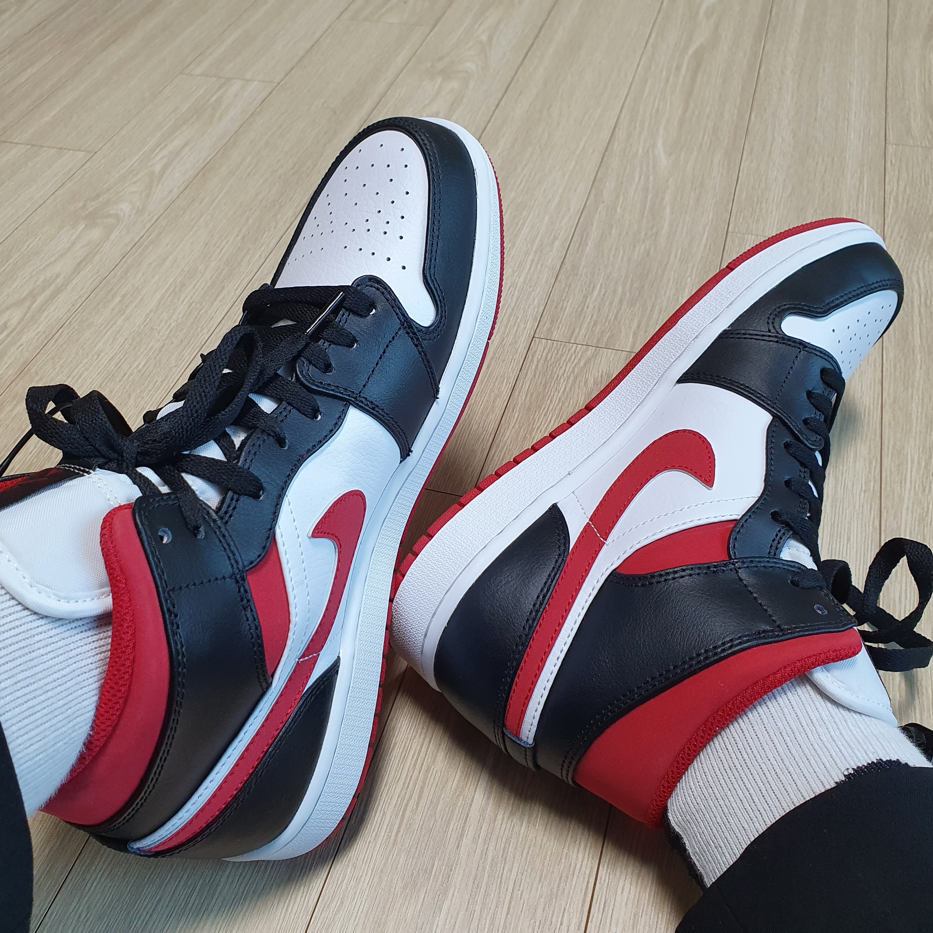 Jordan 1 Mid Gym Red Black White 착용 스타일 - 1