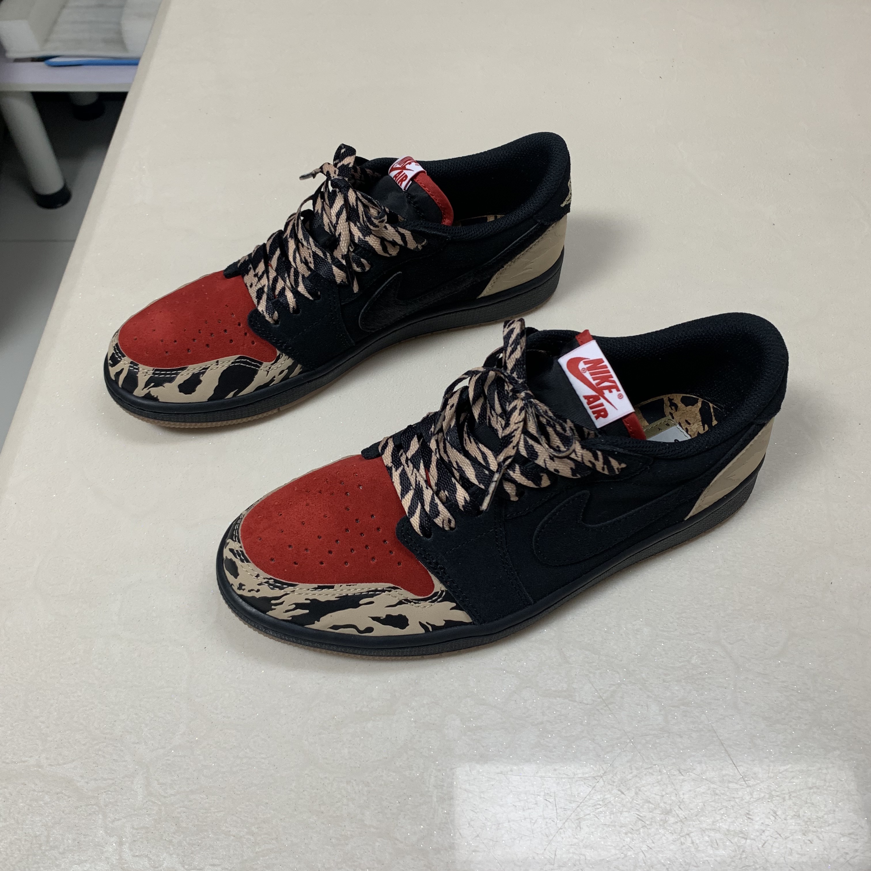 Jordan 1 x SoleFly Retro Low OG SP Black and Sport Red 착용 스타일 - 3