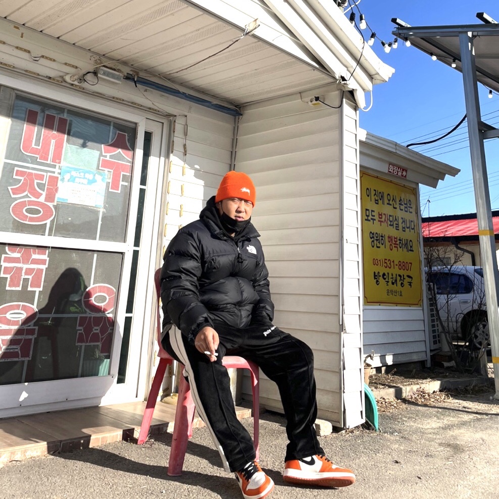Jordan 1 Retro High OG Reverse Shattered Backboard, Stussy x Our Legacy Yin Yang Beanie Orange 착용 스타일 - 2