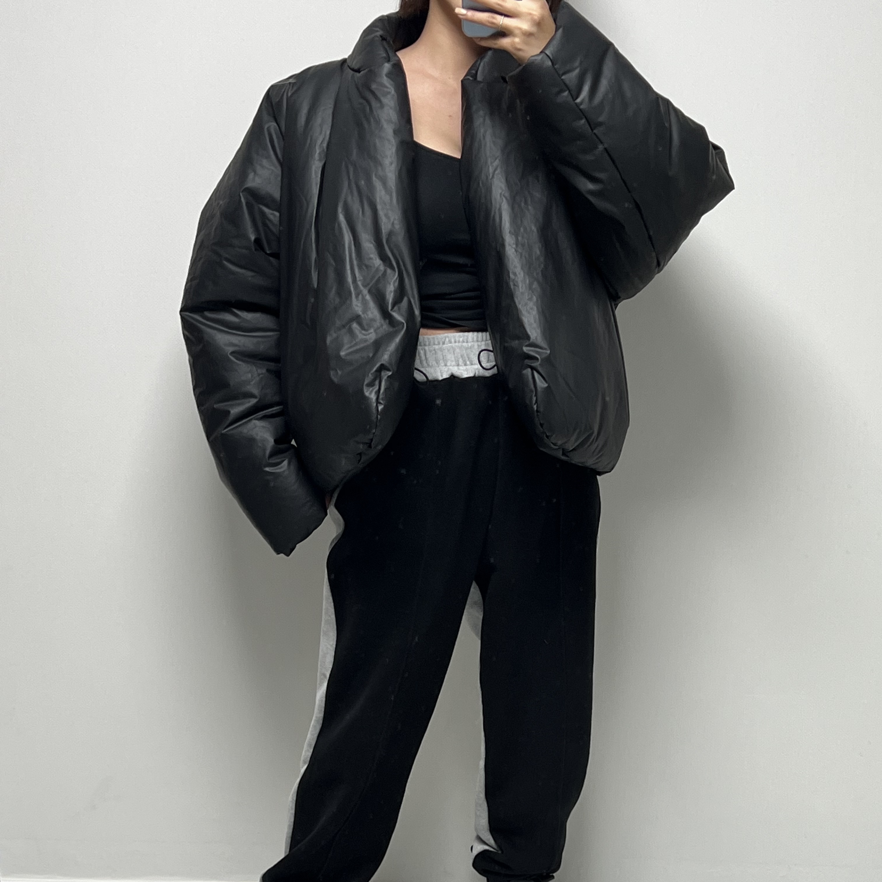 Yeezy Gap Round Jacket Black 착용 스타일 - 2