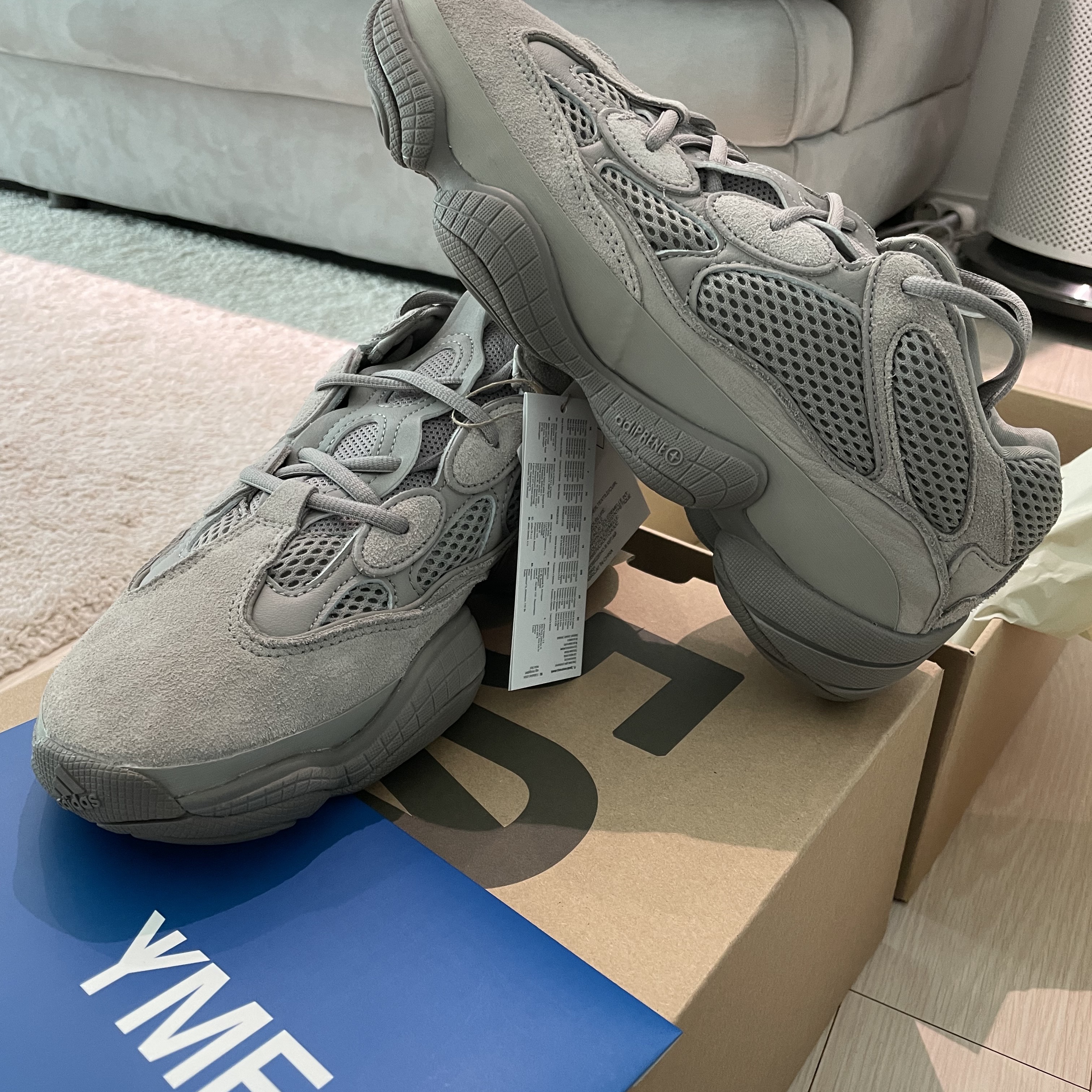 Adidas Yeezy 500 Ash Grey 착용 스타일 - 1