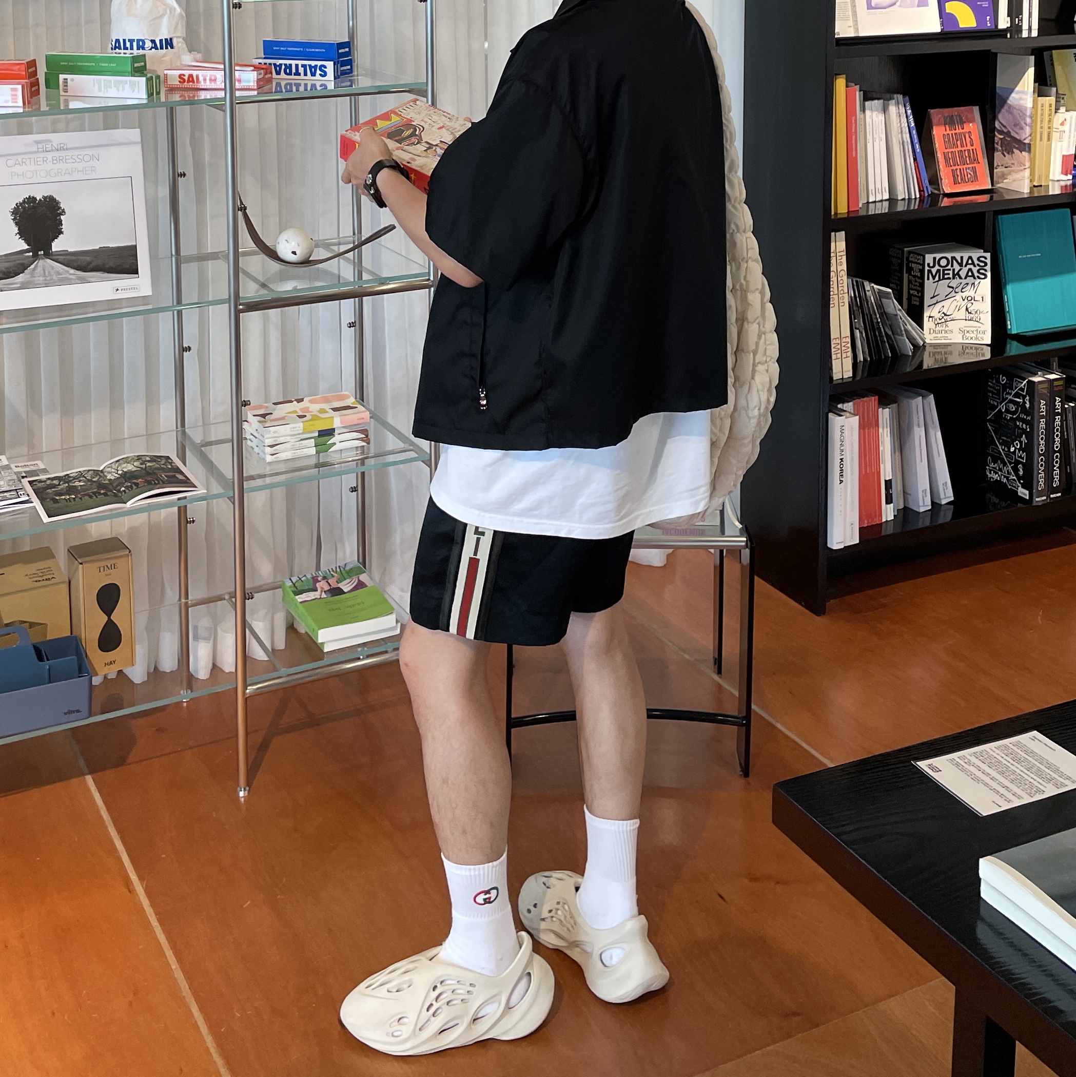 Adidas Yeezy Foam RNNR Sand 착용 스타일 - 2
