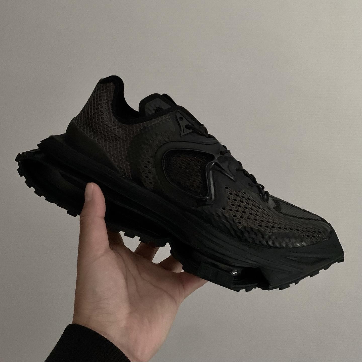 Nike x Matthew M Williams Zoom 004 Triple Black 착용 스타일 - 1