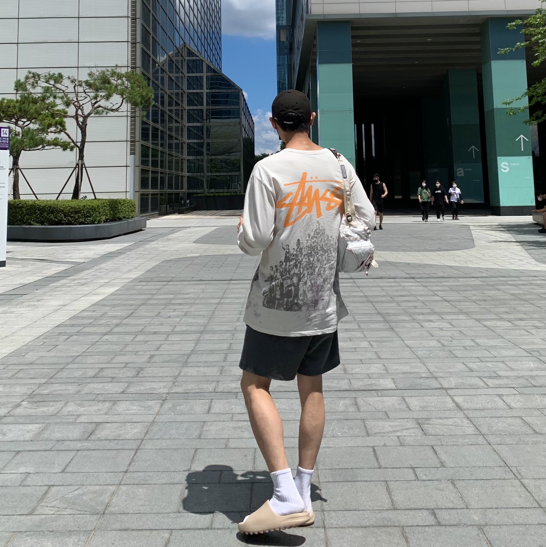 Adidas Yeezy Slide Pure 착용 스타일 - 1