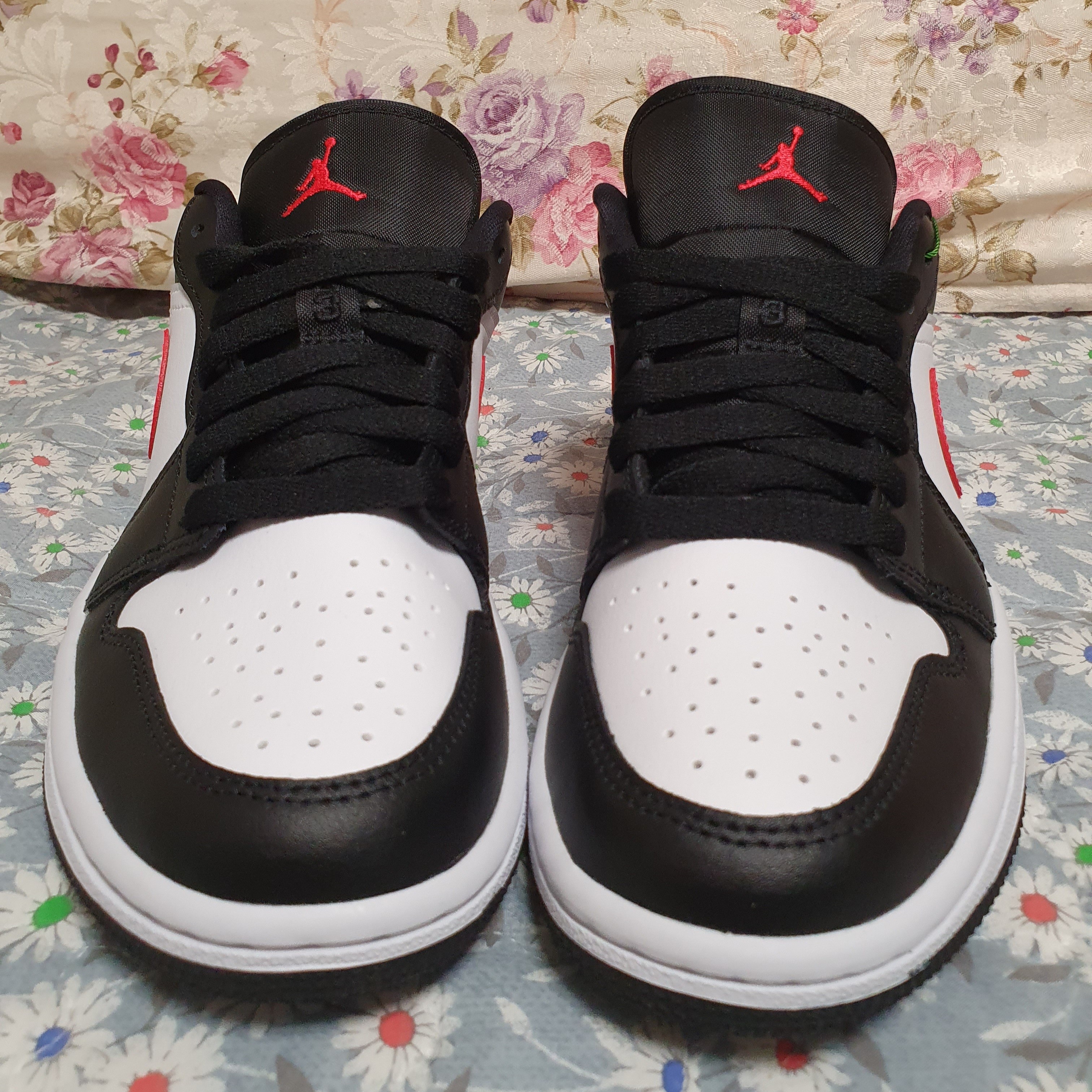 (W) Jordan 1 Low Black Siren Red 착용 스타일 - 2