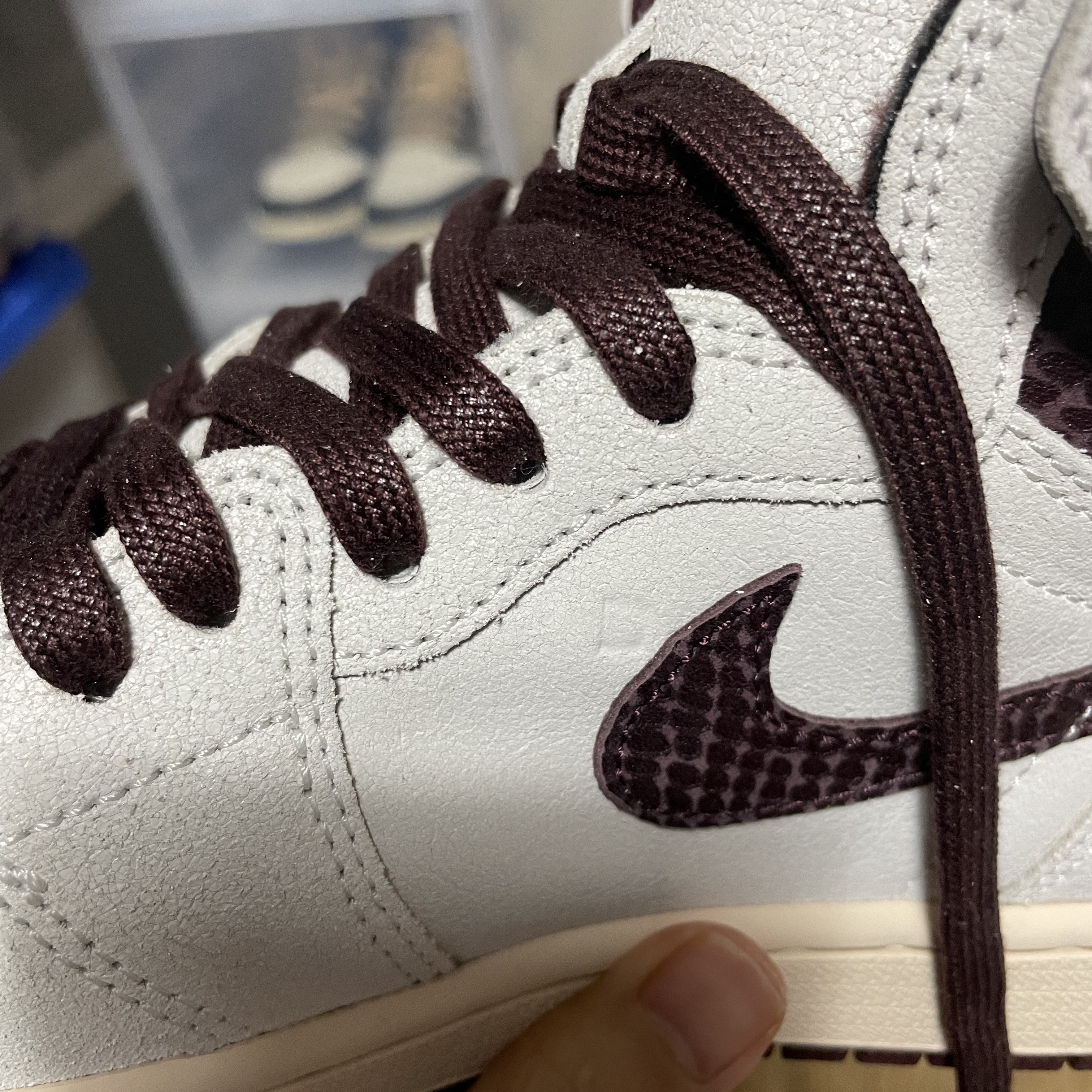 Jordan 1 x A Ma Maniere Retro High OG SP Sail and Burgundy 착용 스타일 - 3