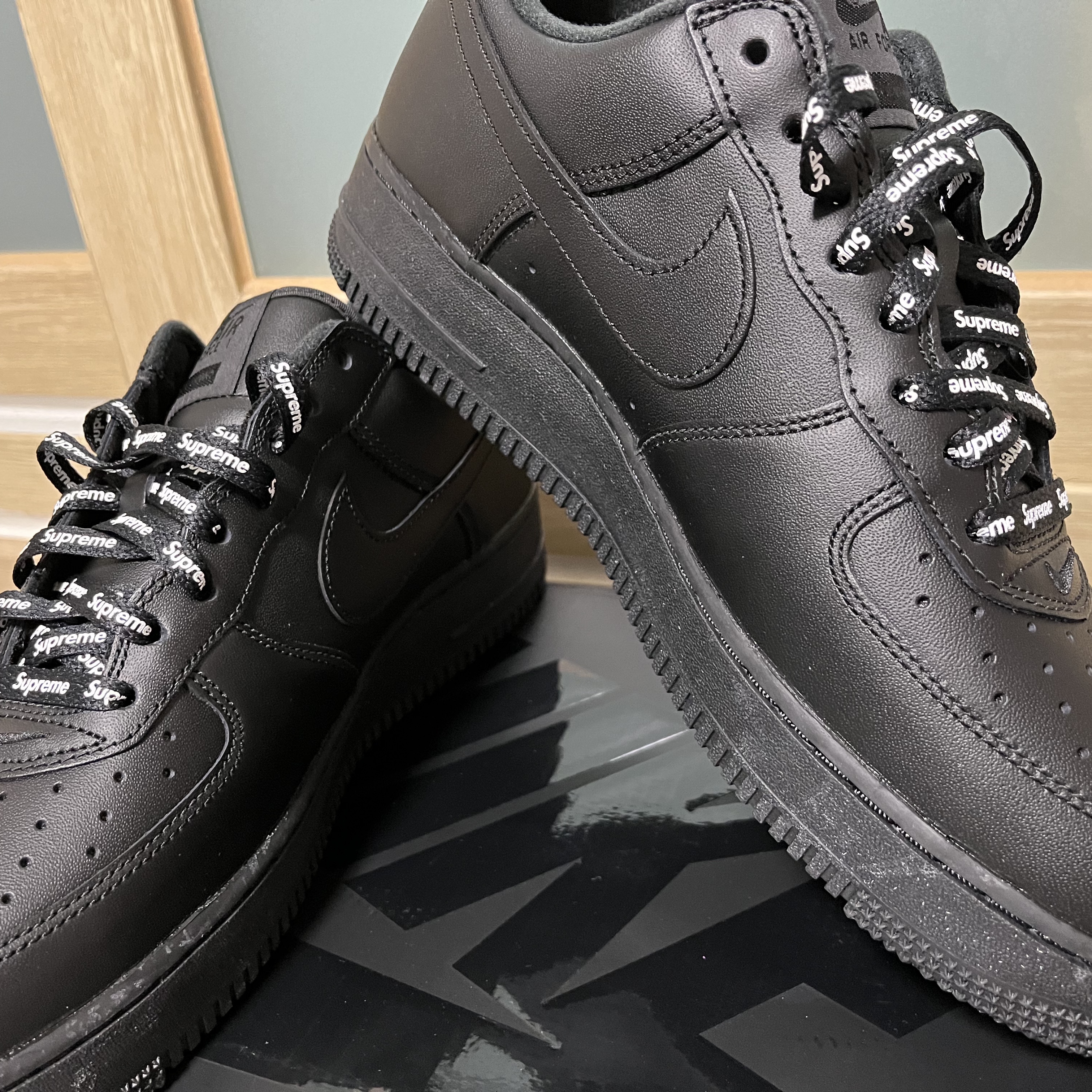 Nike x Supreme Air Force 1 Low Black 착용 스타일 - 2
