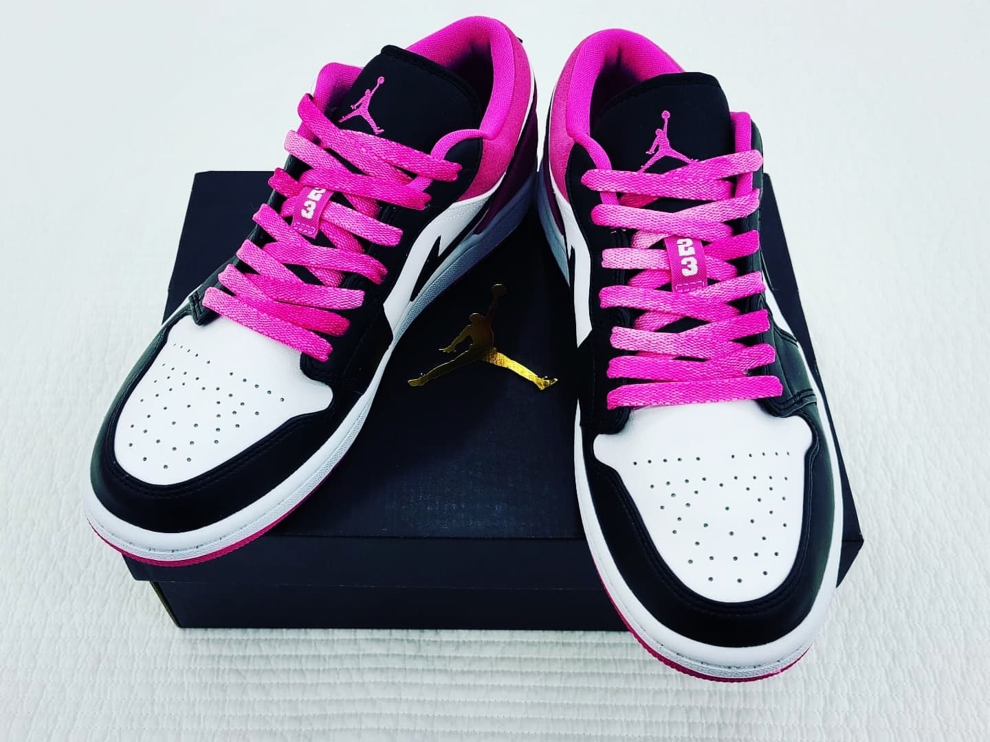 Jordan 1 Low SE Fuchsia 착용 스타일 - 3