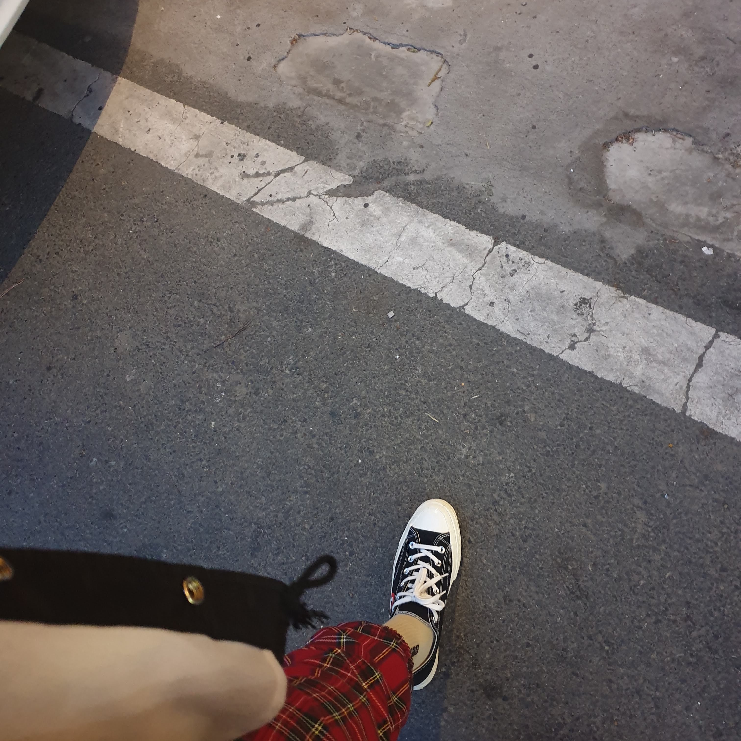Converse x Play Comme des Garcons Chuck 70 Ox Black 착용 스타일 - 2