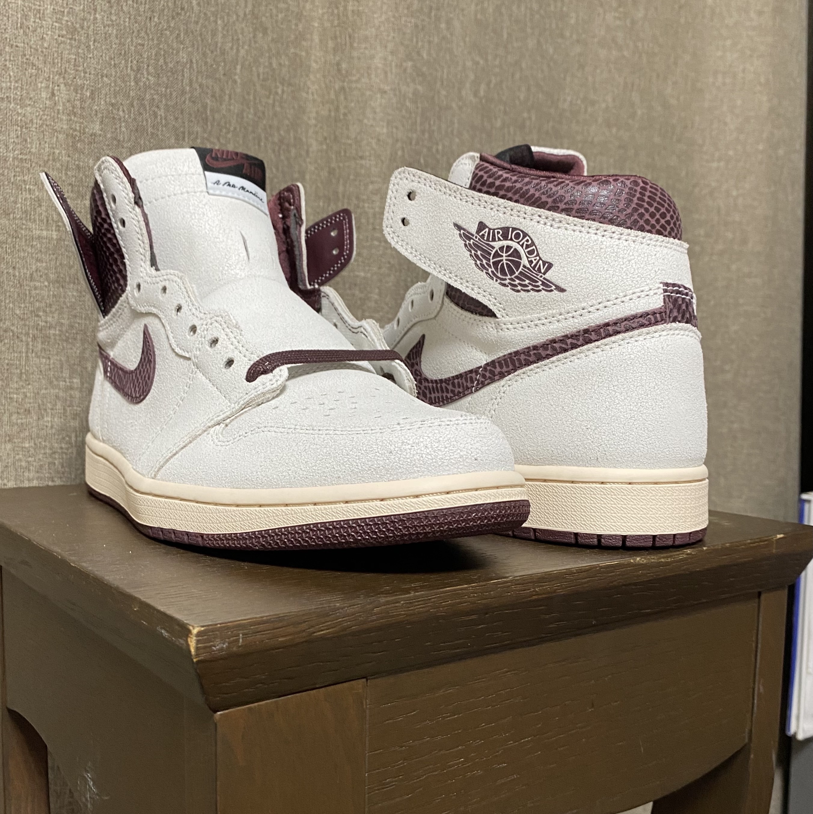 Jordan 1 x A Ma Maniere Retro High OG SP Sail and Burgundy 착용 스타일 - 1