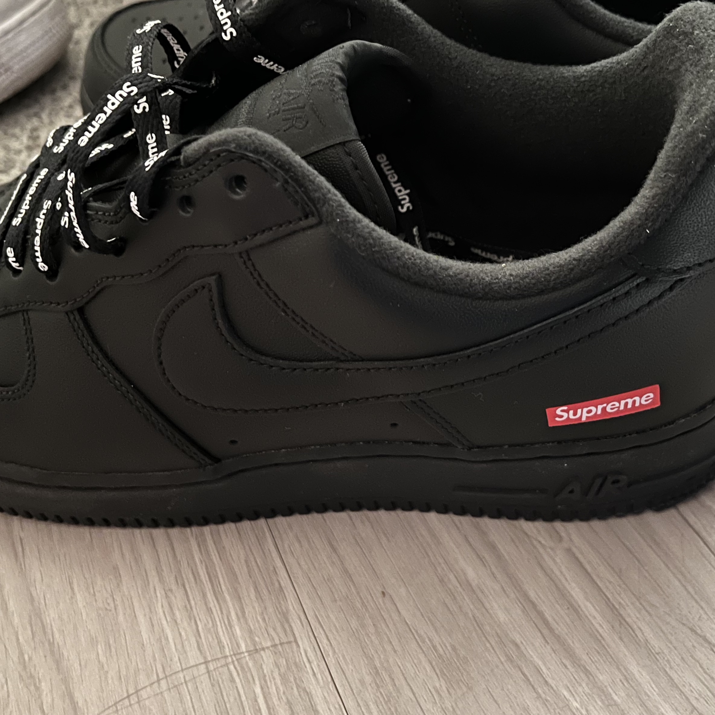Nike x Supreme Air Force 1 Low Black 착용 스타일 - 3