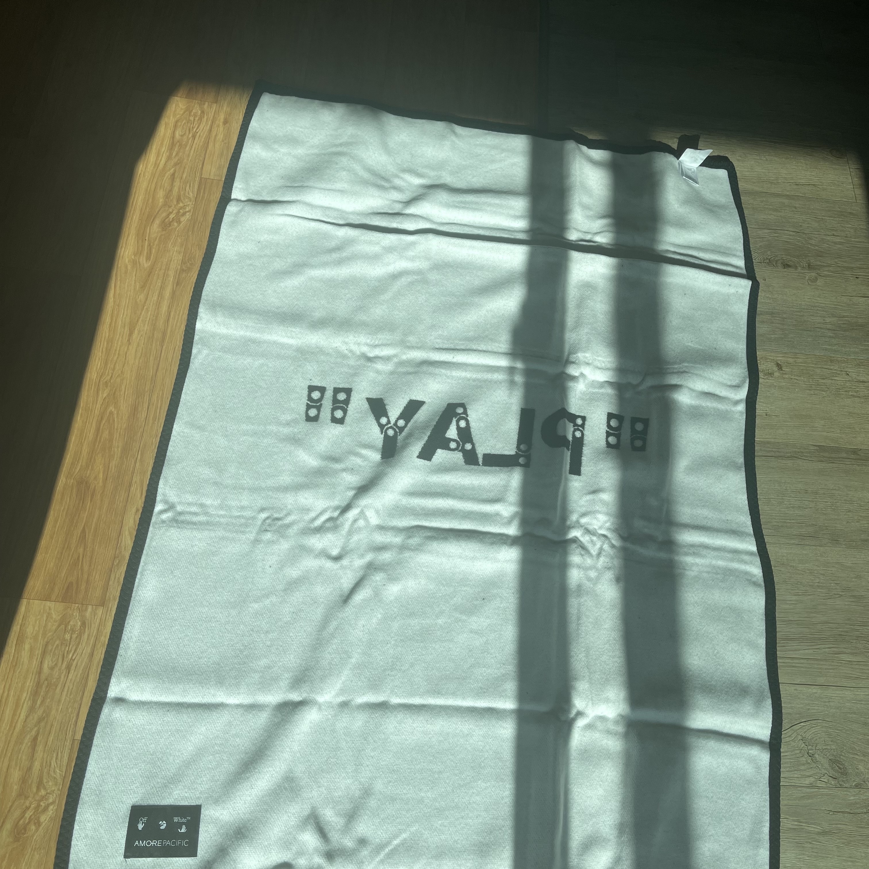 Off-White x Amore Pacific Play Kit 착용 스타일 - 5