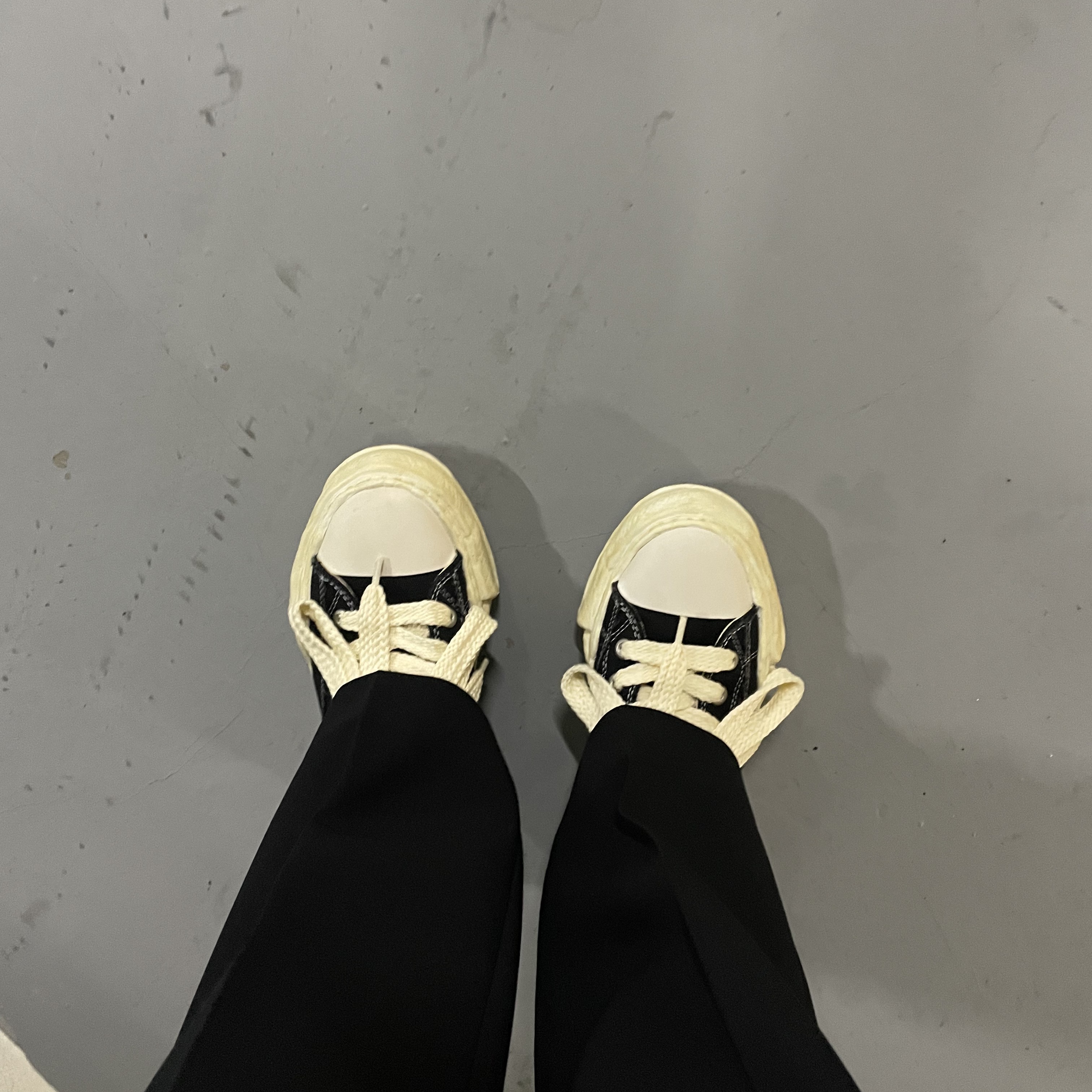 Maison Mihara Yasuhiro Peterson OG Sole OD Canvas Low-top Sneakers Black, Maison Mihara Yasuhiro Baker OG Sole Canvas Low Cut Sneakers Black 착용 스타일 - 2