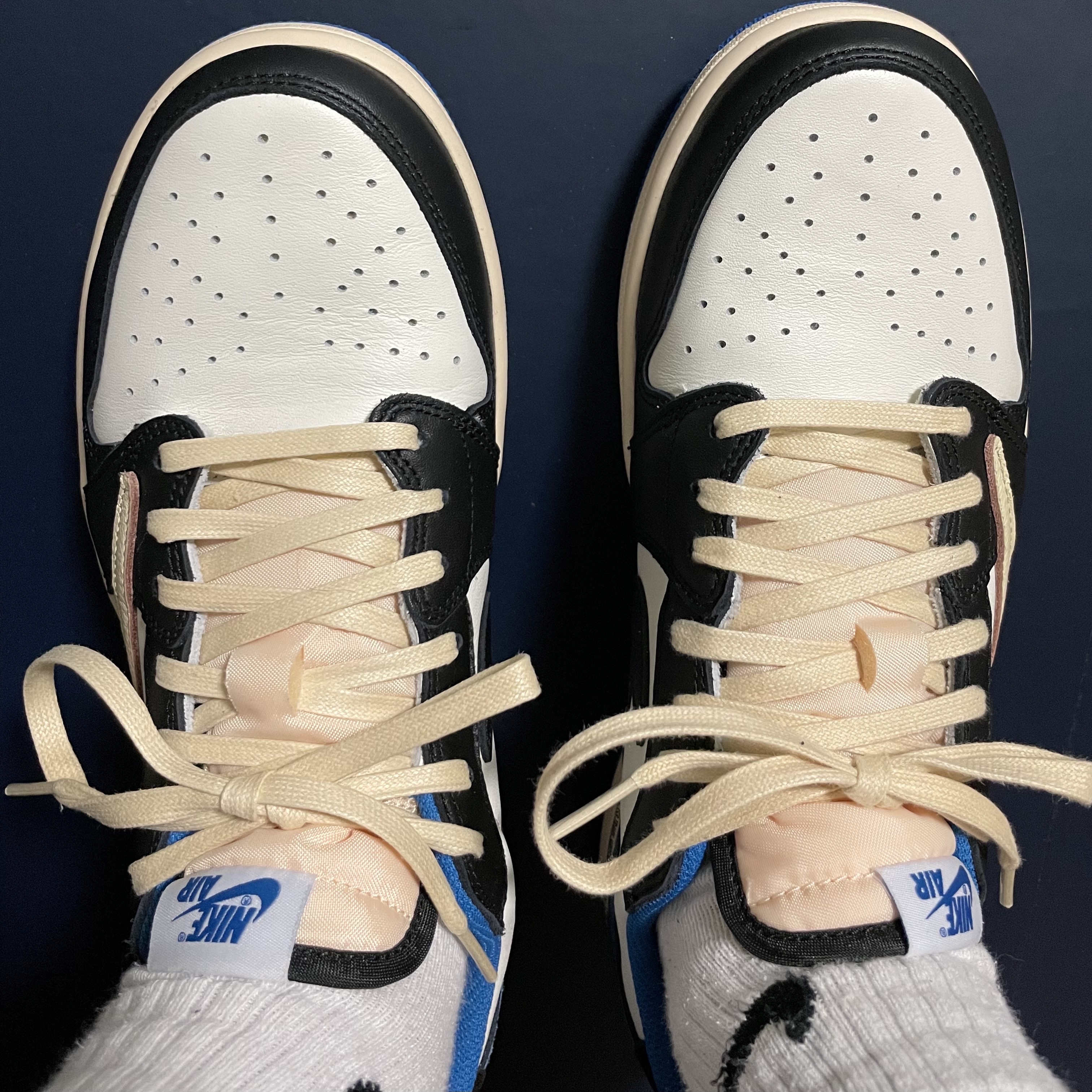 Jordan 1 x Travis Scott x Fragment Retro Low OG SP Military Blue 착용 스타일 - 3