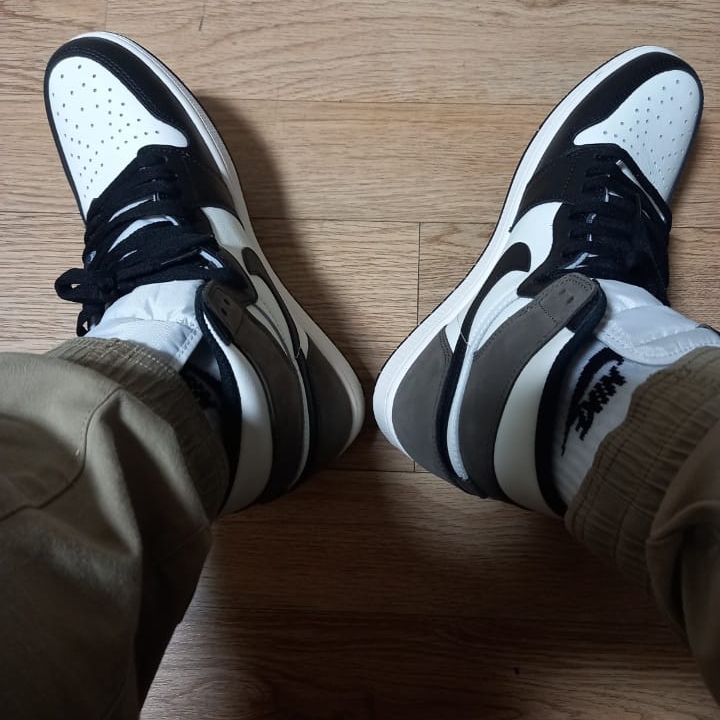 Jordan 1 Retro High OG Black Mocha 착용 스타일 - 1