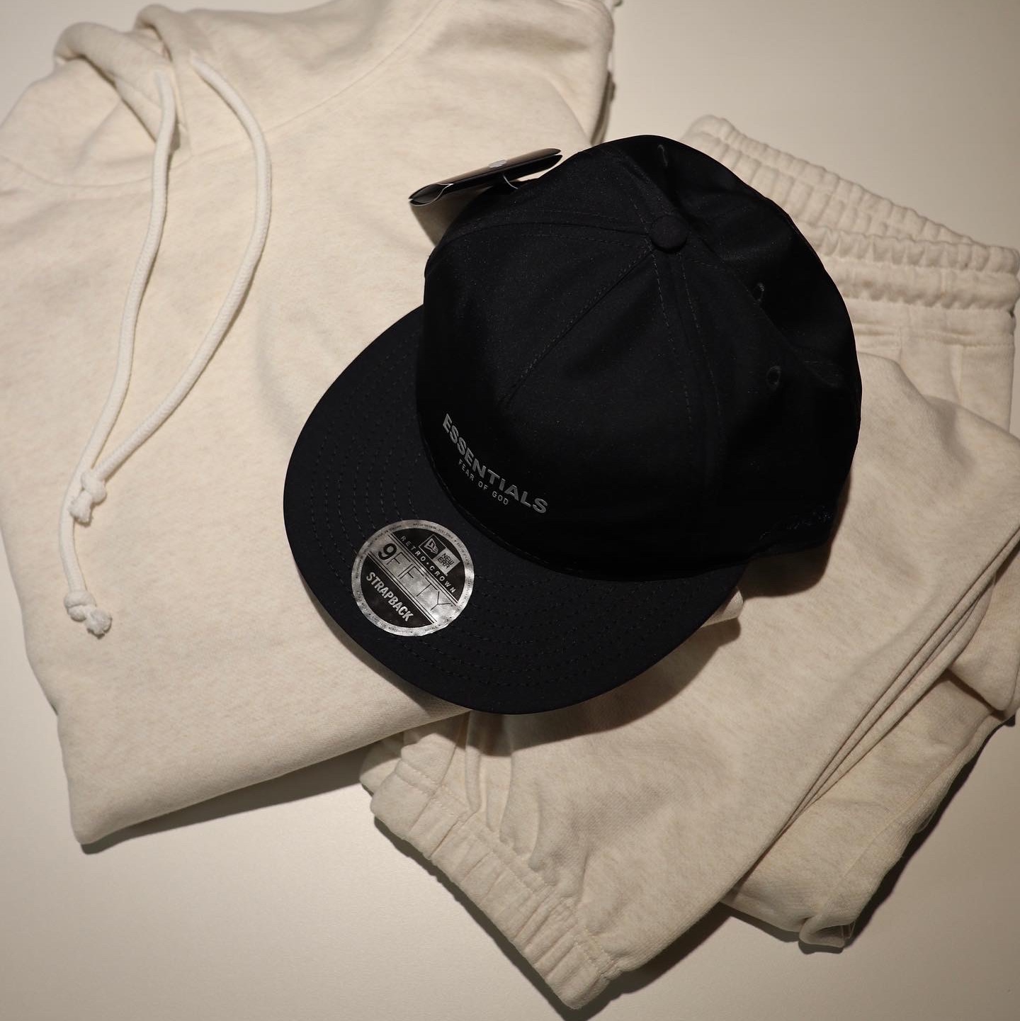 Essentials x New Era Retro Crown Strapback Navy 착용 스타일 - 2