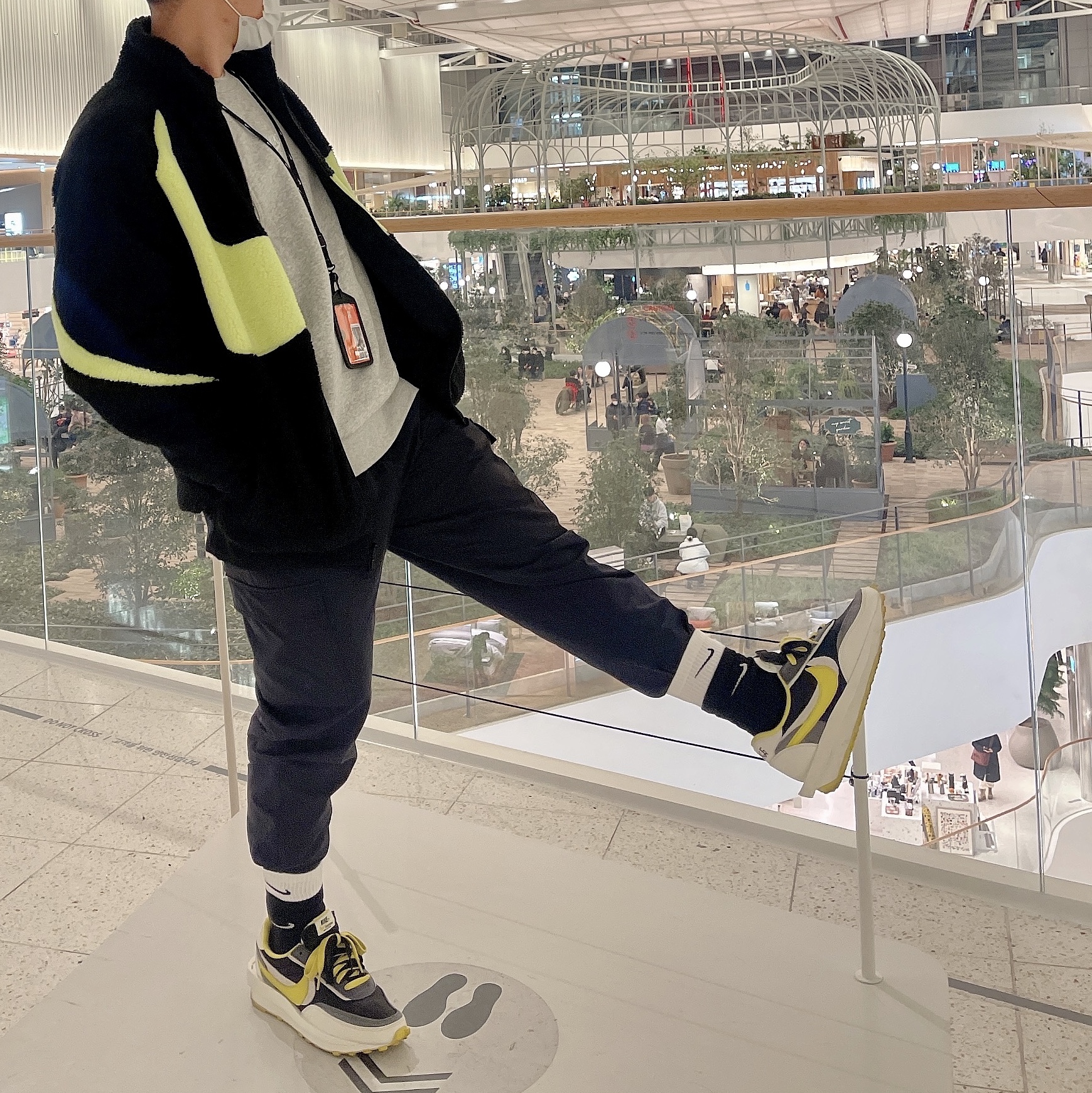 Nike x Sacai x Undercover LDWaffle Black Bright Citron, Nike Big Swoosh Full Zip Jacket Black Volt 착용 스타일